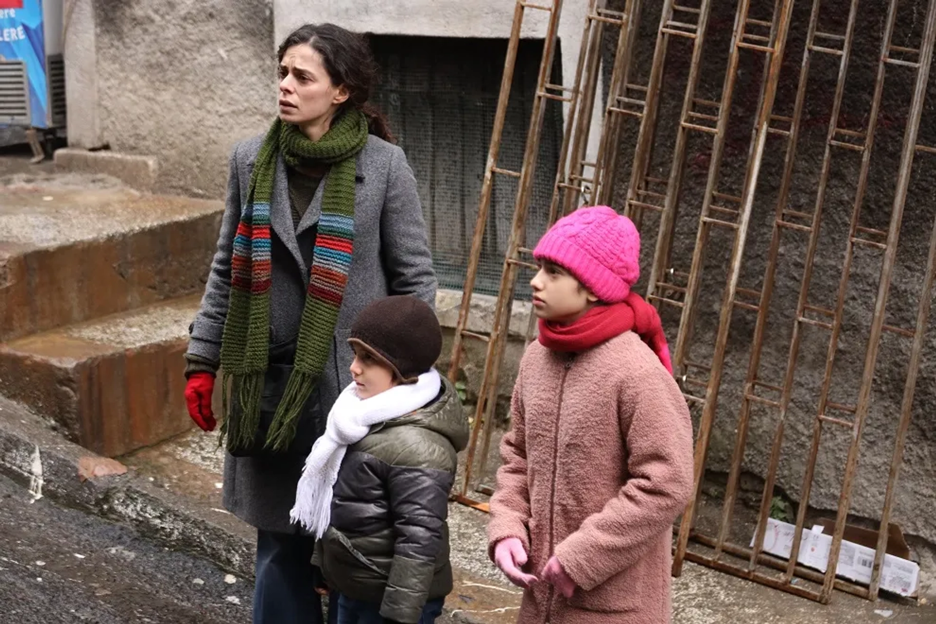 Özge Özpirinçci, Kubra Suzgun, and Ali Semi Sefil in 79 bolum (2020)