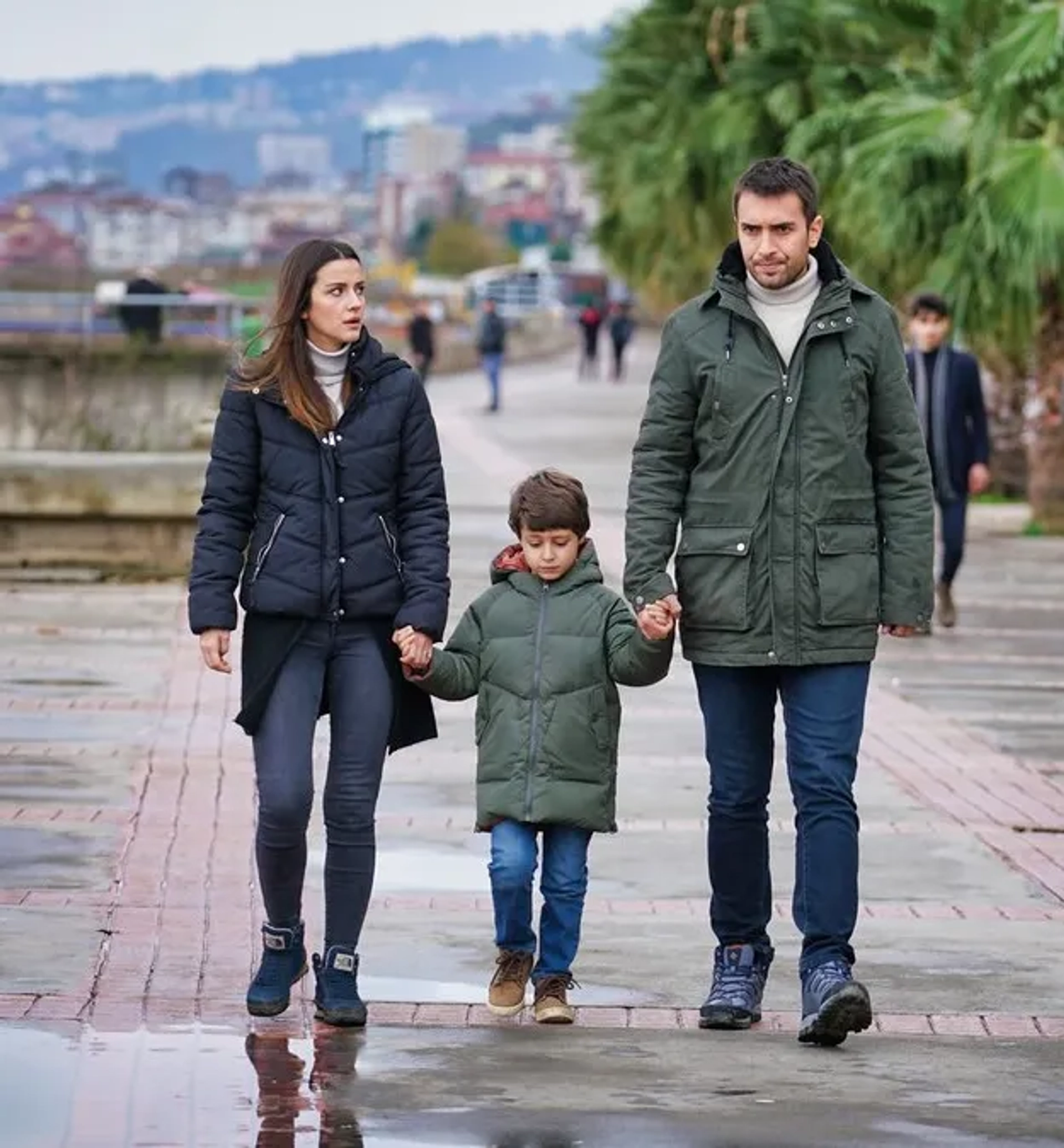 Ulas Tuna Astepe, Irem Helvacioglu, and Demir Birinci in Sen Anlat Karadeniz (2018)