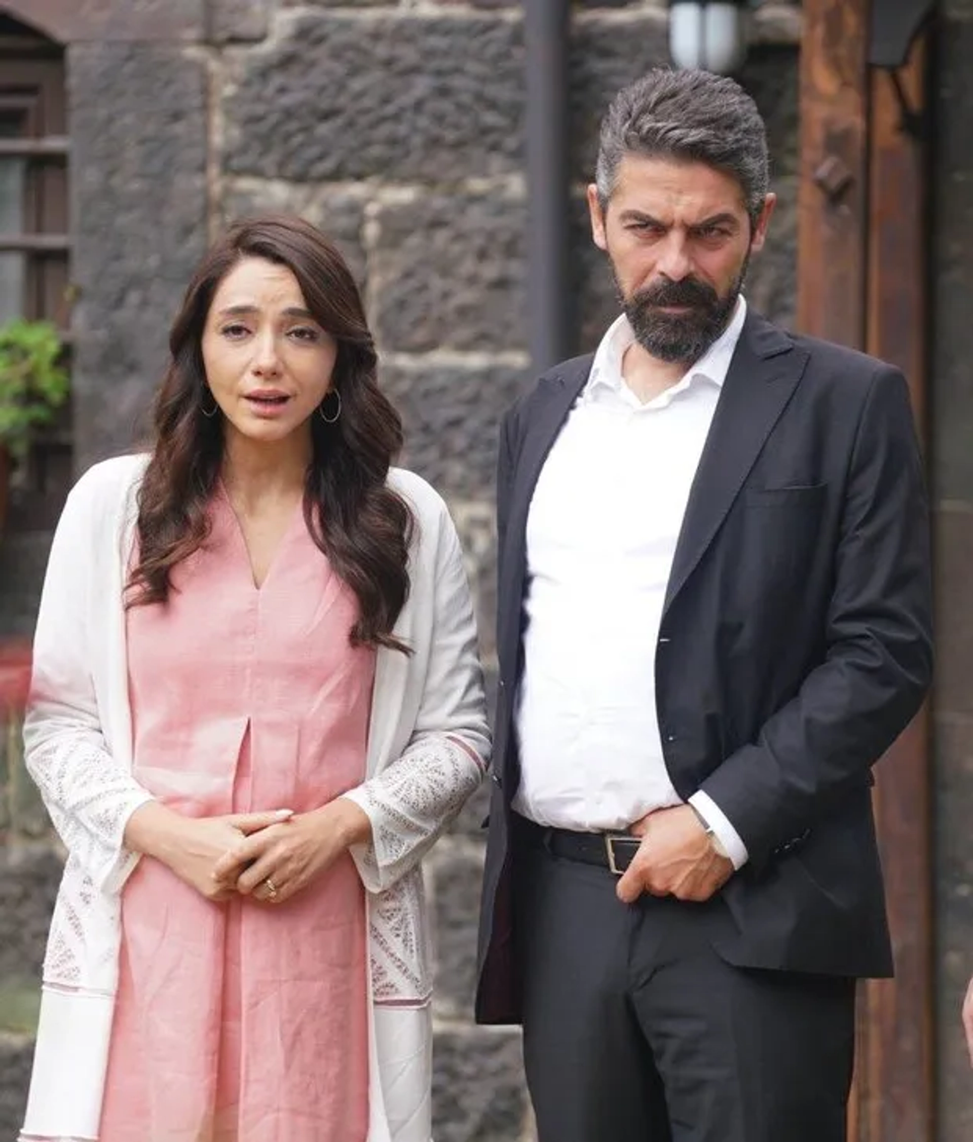 Sinan Tuzcu and Öykü Gürman in Sen Anlat Karadeniz (2018)