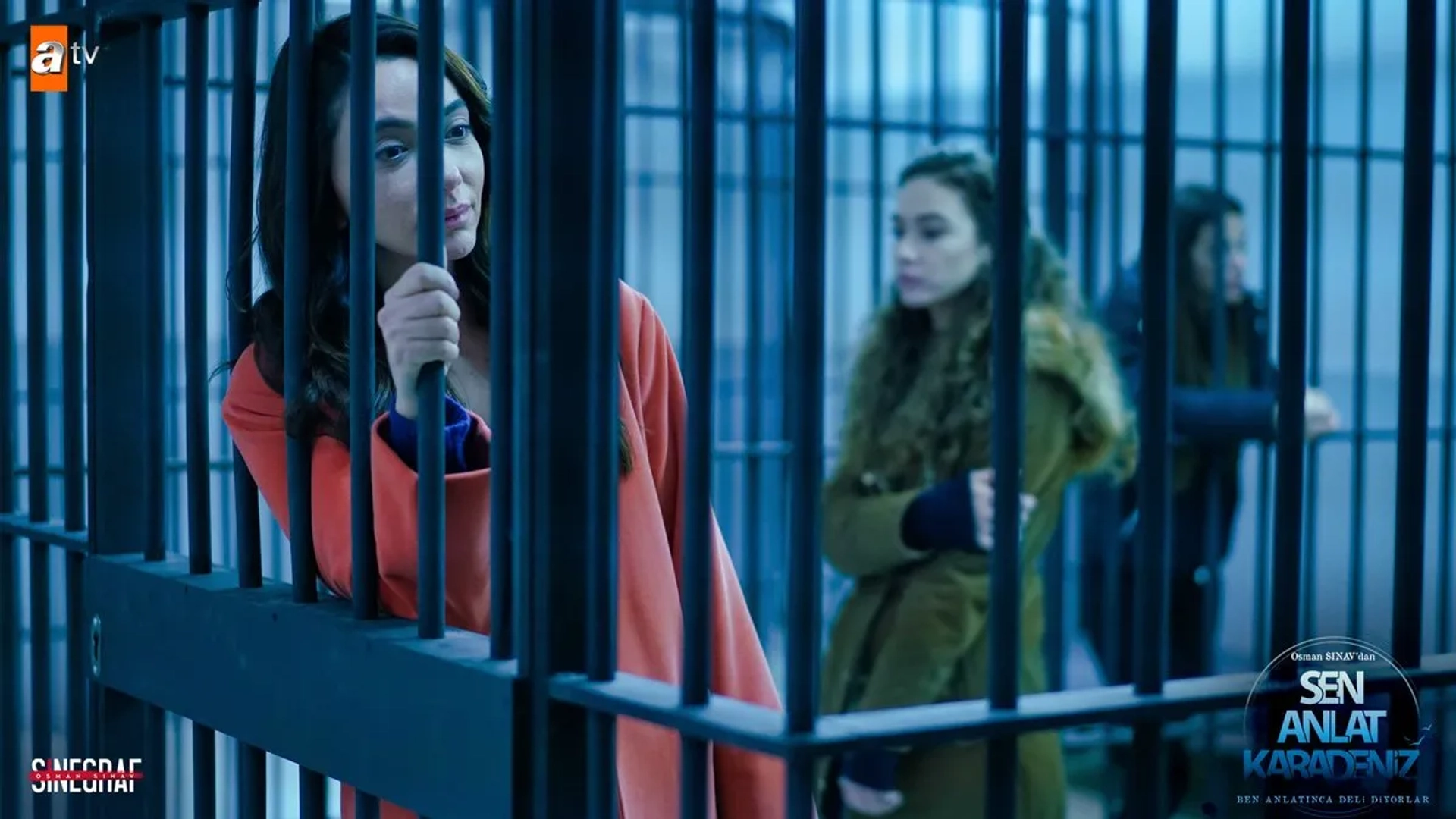 Öykü Gürman and Çagla Özavci in Sen Anlat Karadeniz (2018)