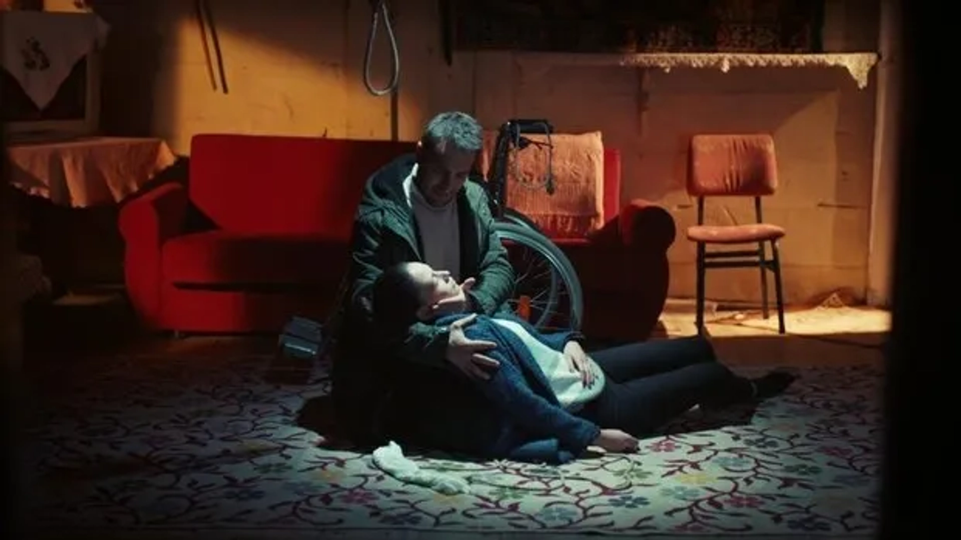 Ulas Tuna Astepe and Ilayda Çevik in Sen Anlat Karadeniz (2018)