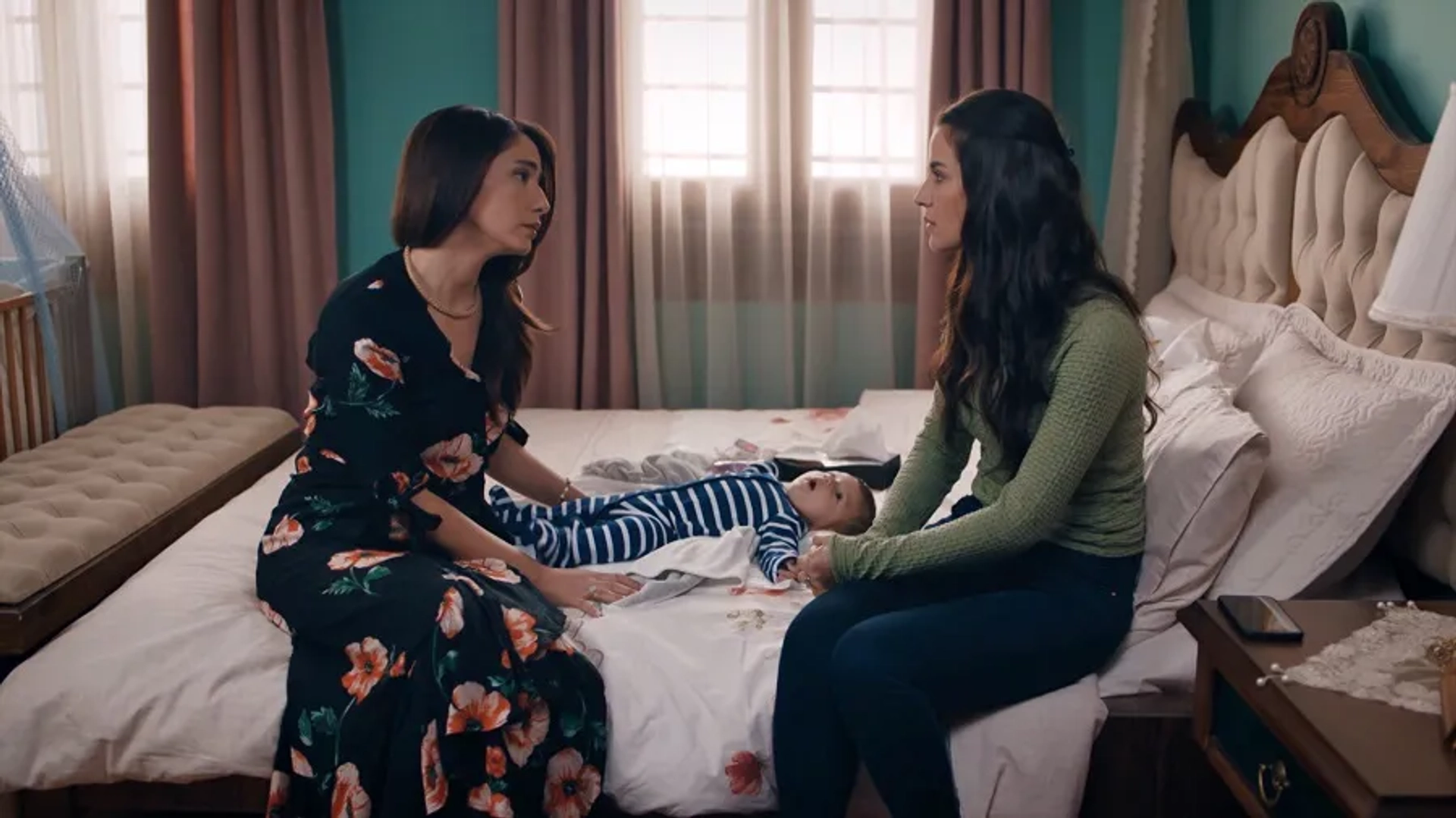 Öykü Gürman and Irem Helvacioglu in 47. Bolum (2019)