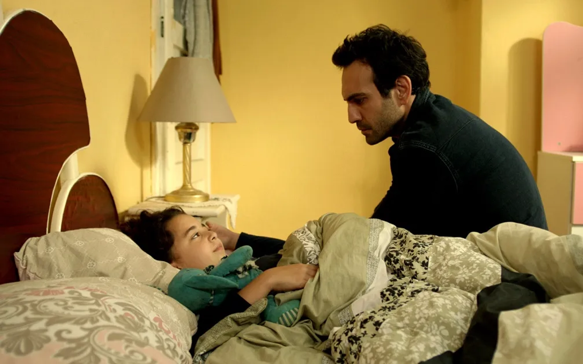 Bugra Gülsoy and Beren Gökyildiz in Episode #1.33 (2019)