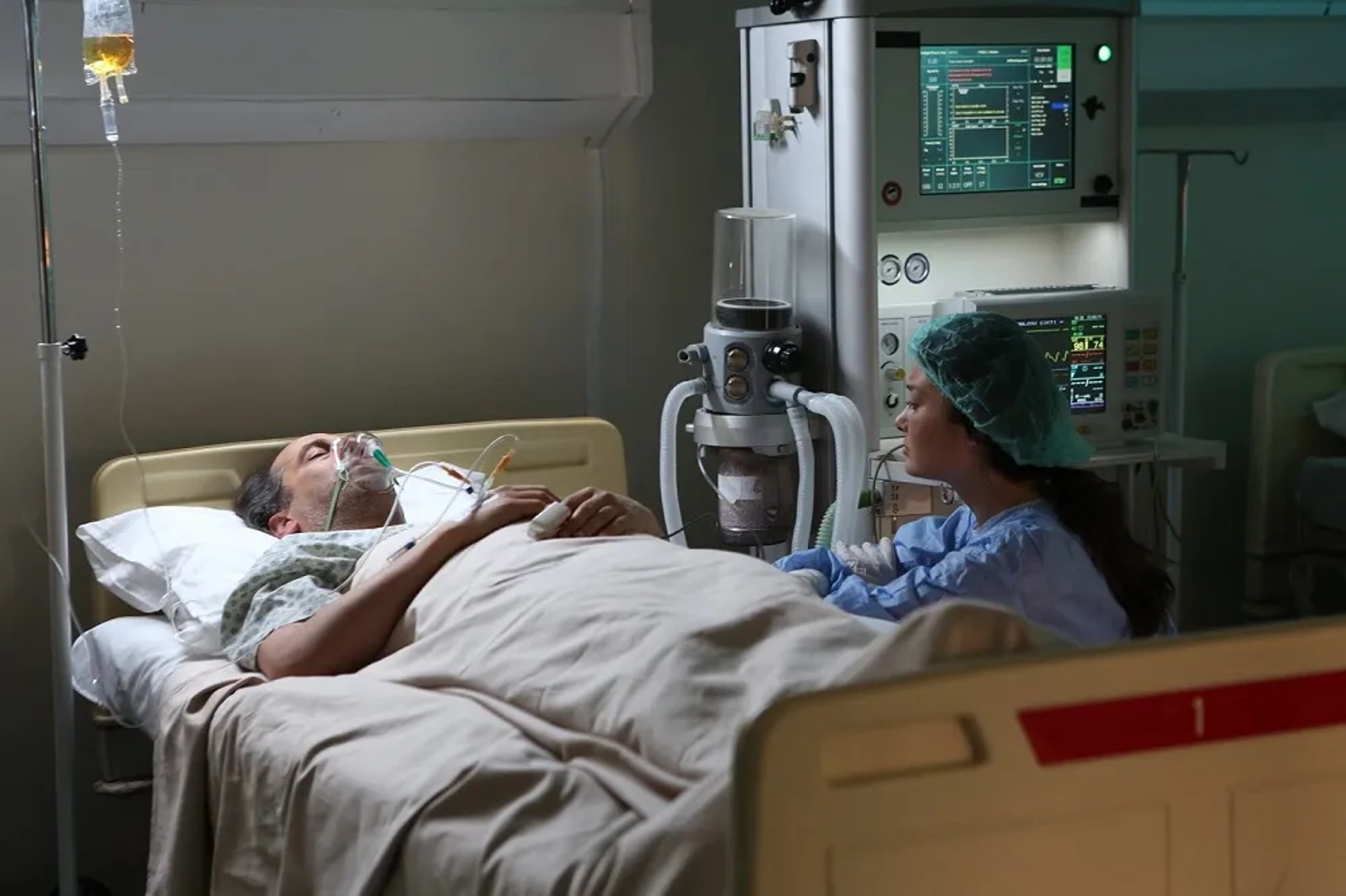 Nurgül Yesilçay and Timuçin Esen in Episode #1.27 (2019)