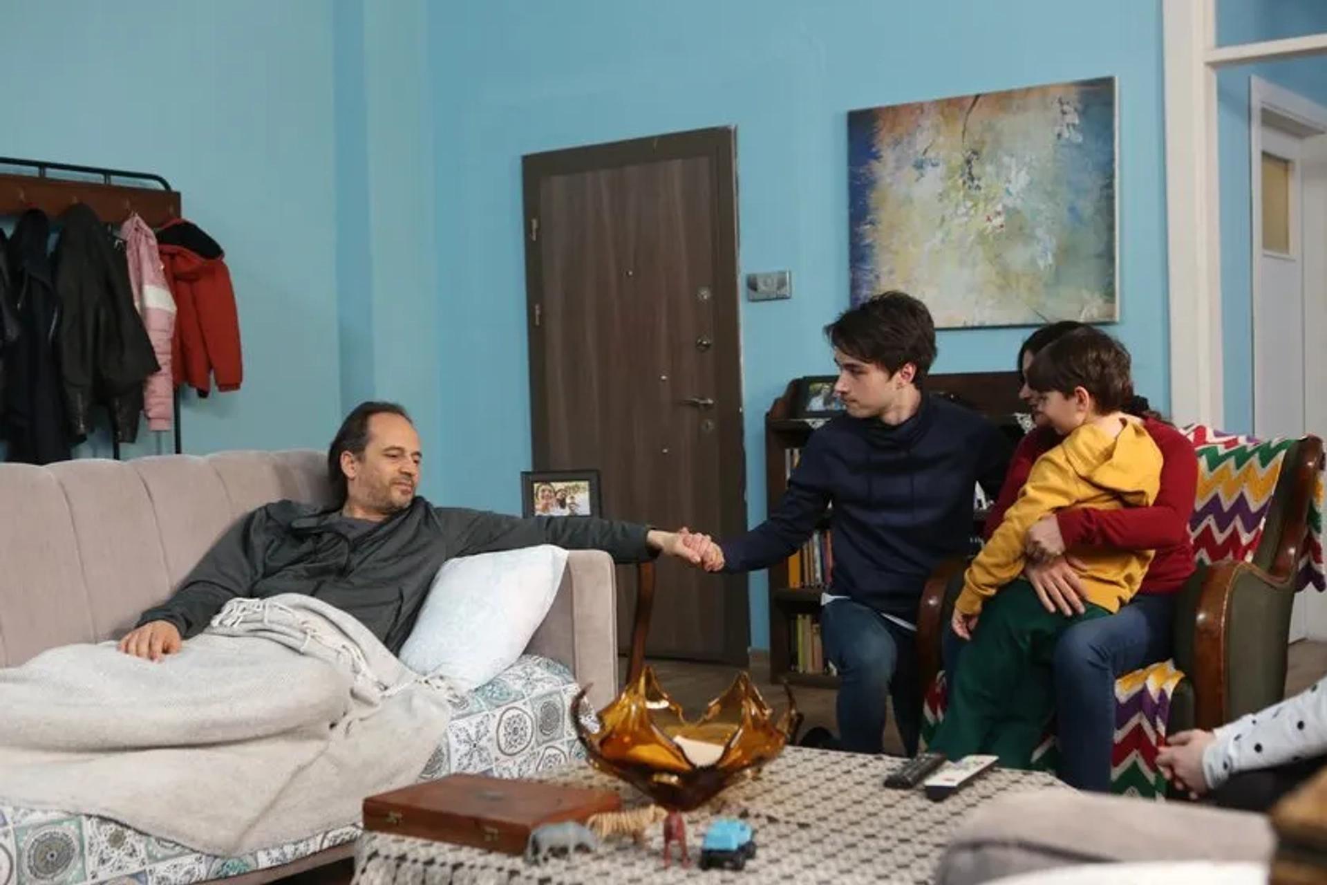 Nurgül Yesilçay, Timuçin Esen, Burak Dakak, and Emir Özyakisir in Episode #1.27 (2019)