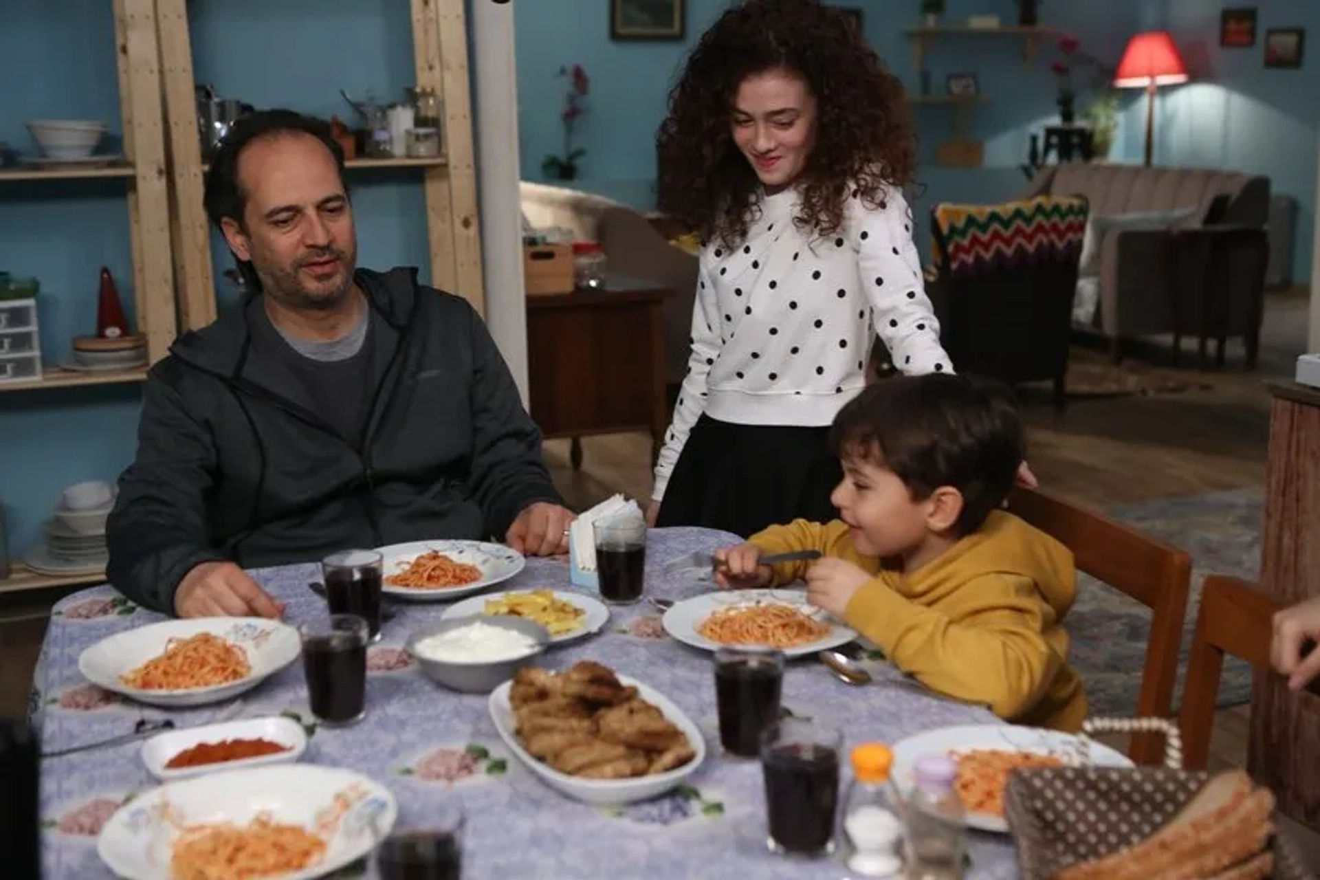 Timuçin Esen, Ezgi Gör, and Emir Özyakisir in Episode #1.27 (2019)