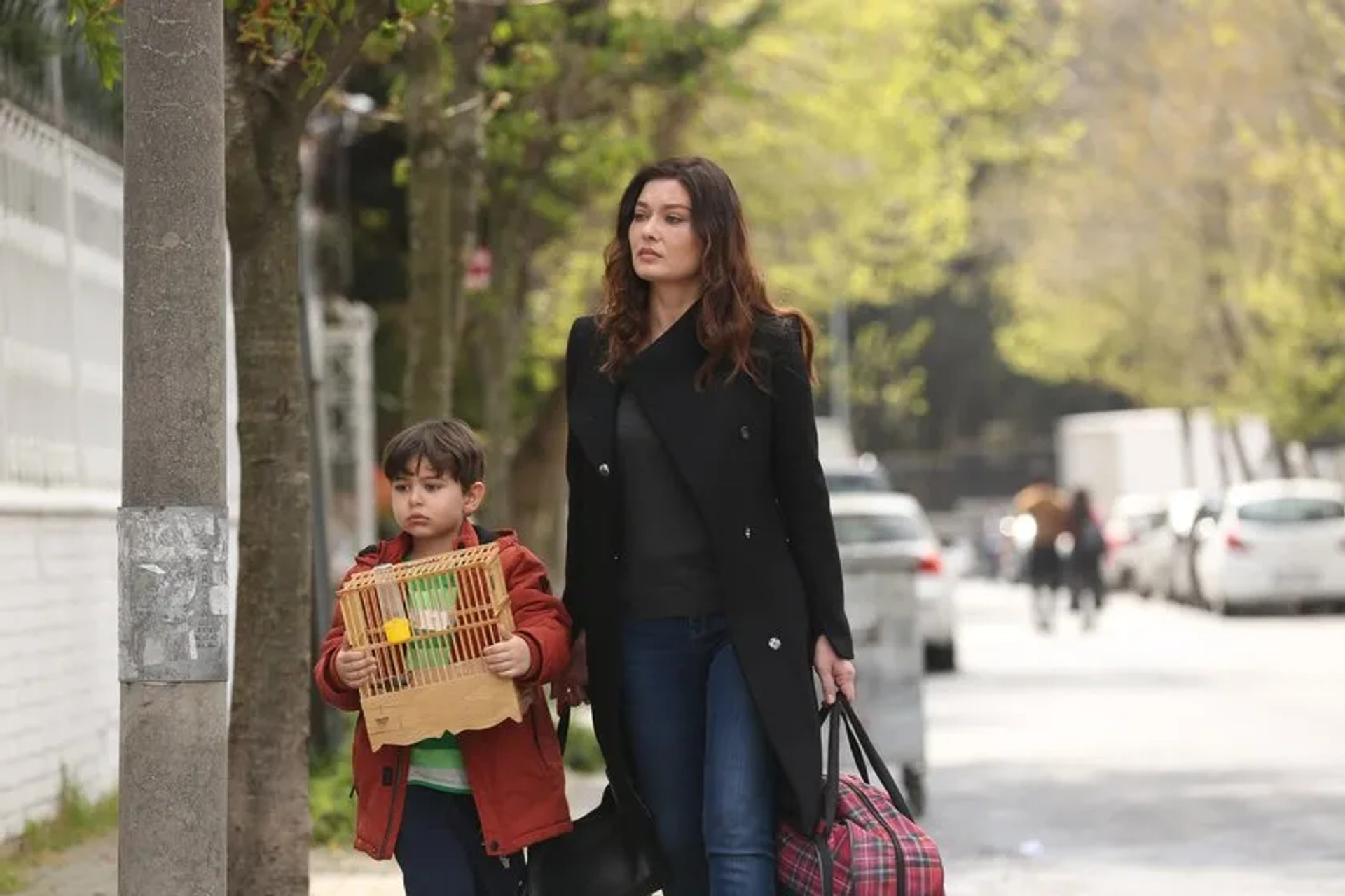 Nurgül Yesilçay and Emir Özyakisir in Episode #1.28 (2019)