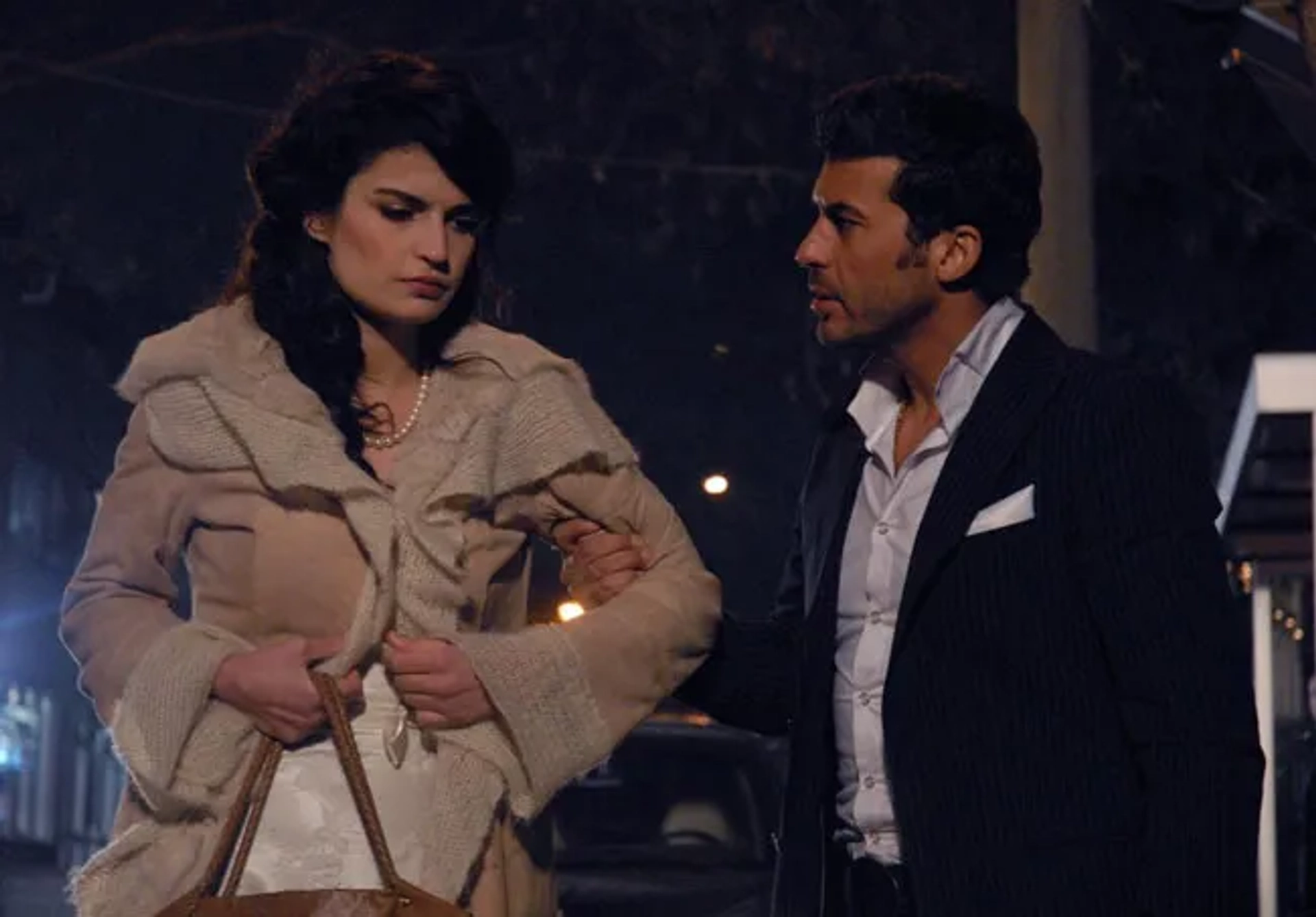 Selin Demiratar and Oguz Galeli in Aci Hayat (2005)
