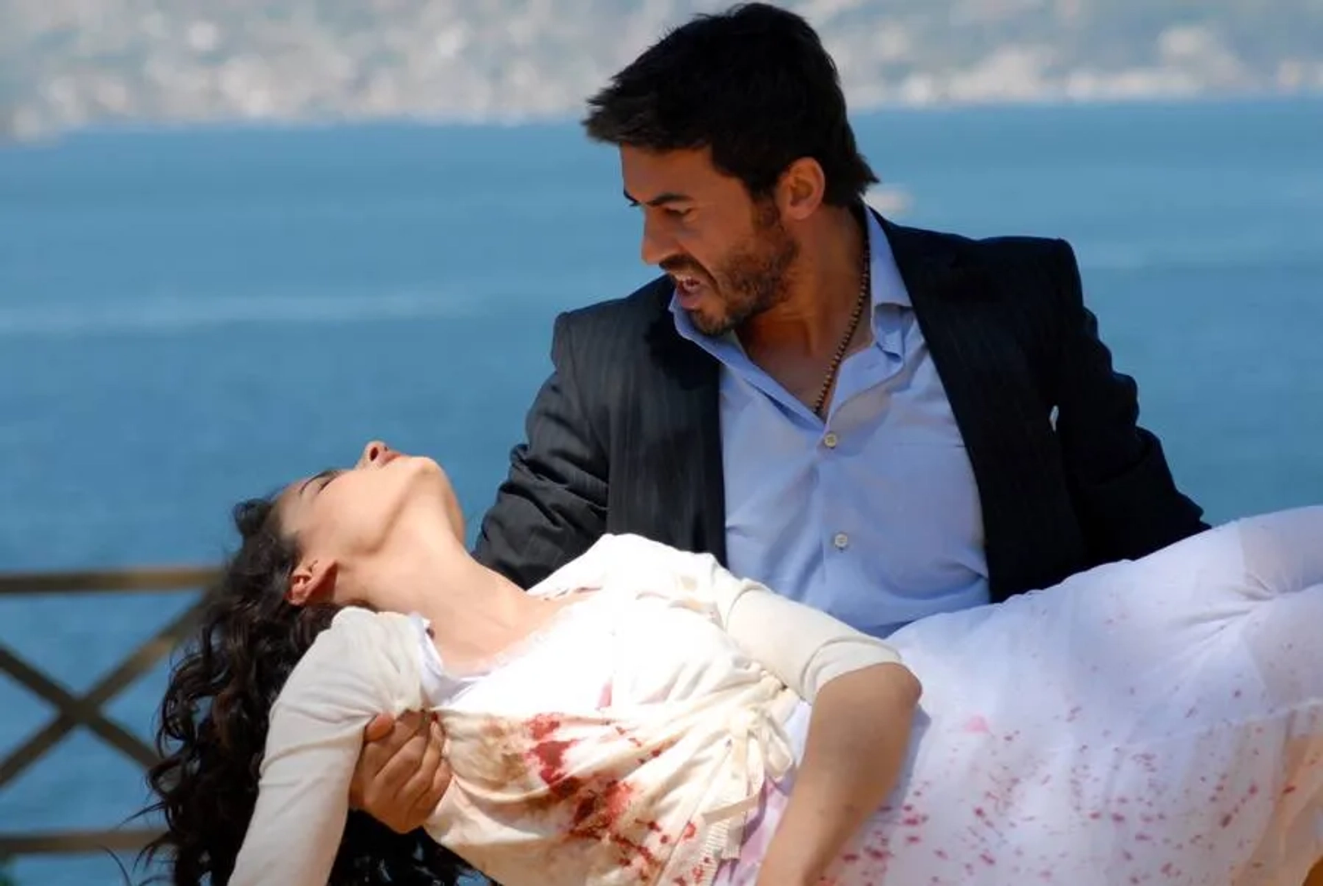 Selin Demiratar and Oguz Galeli in Aci Hayat (2005)