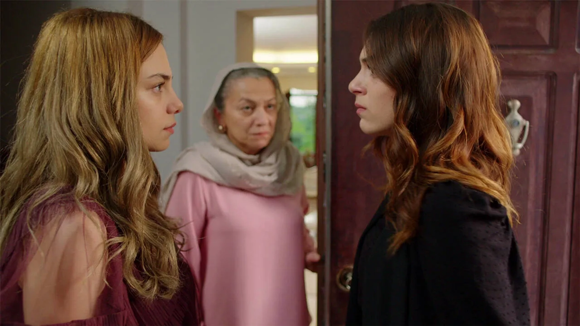 Aysen Sezerel, Bahar Sahin, and Sera Kutlubey in Zalimlerin Sonu (2020)