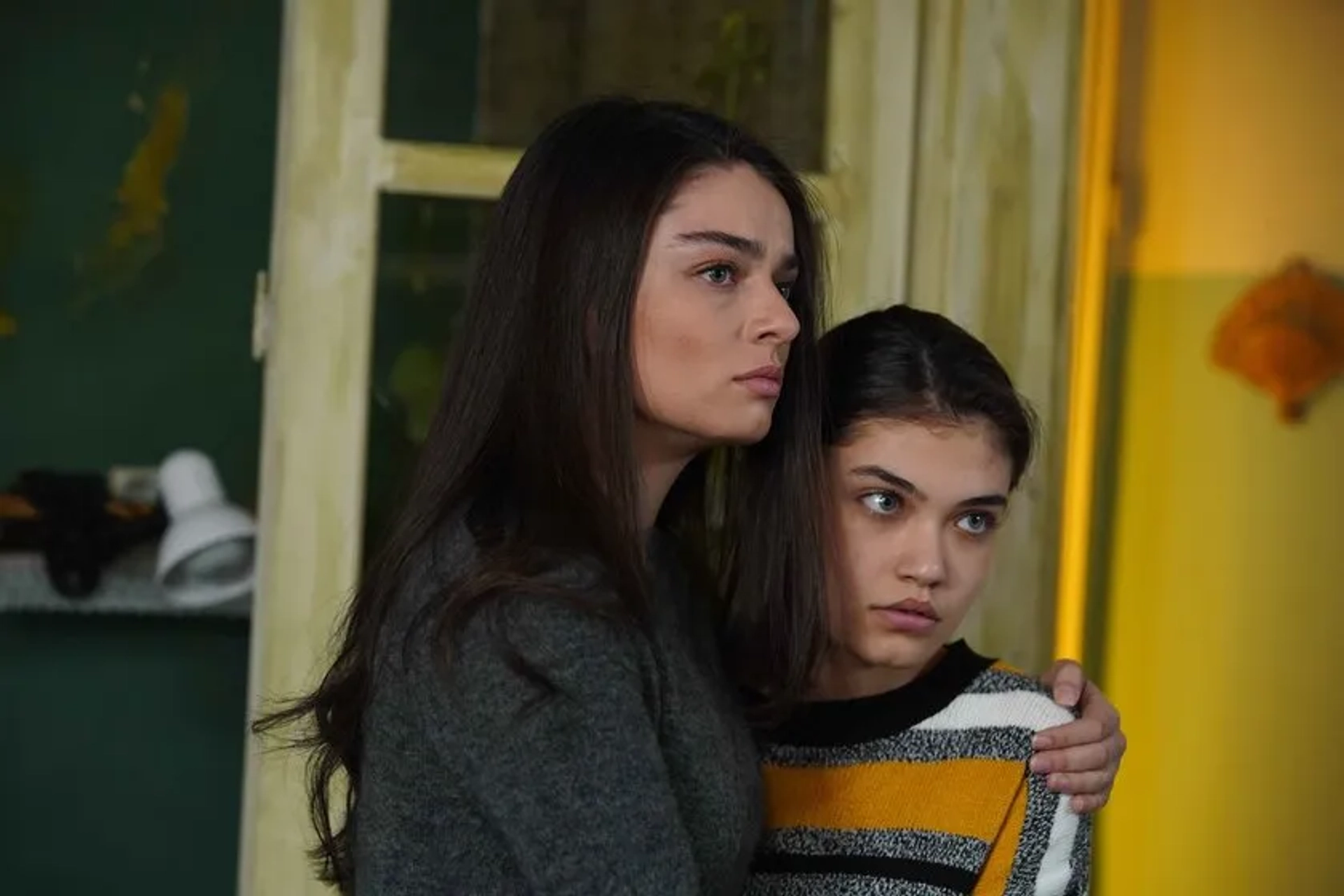 Aleyna Özgeçen and Ayça Aysin Turan in Zemheri (2020)