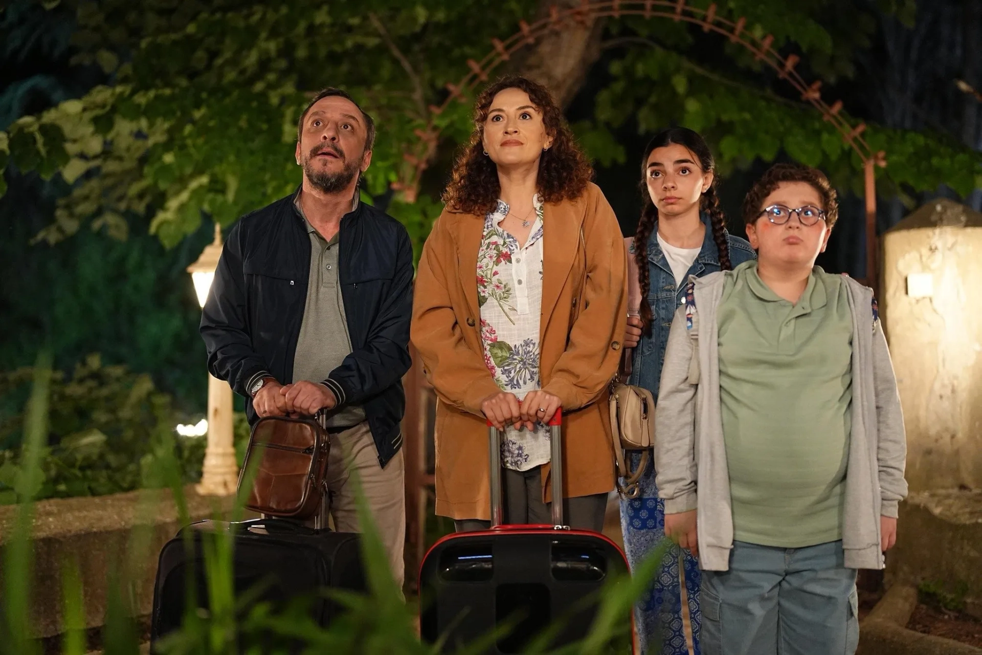 Ada Sahin, Muhammed Mete Karabey, Esra Kizildogan, and Hakan Karsak in Aile Saadeti (2025)