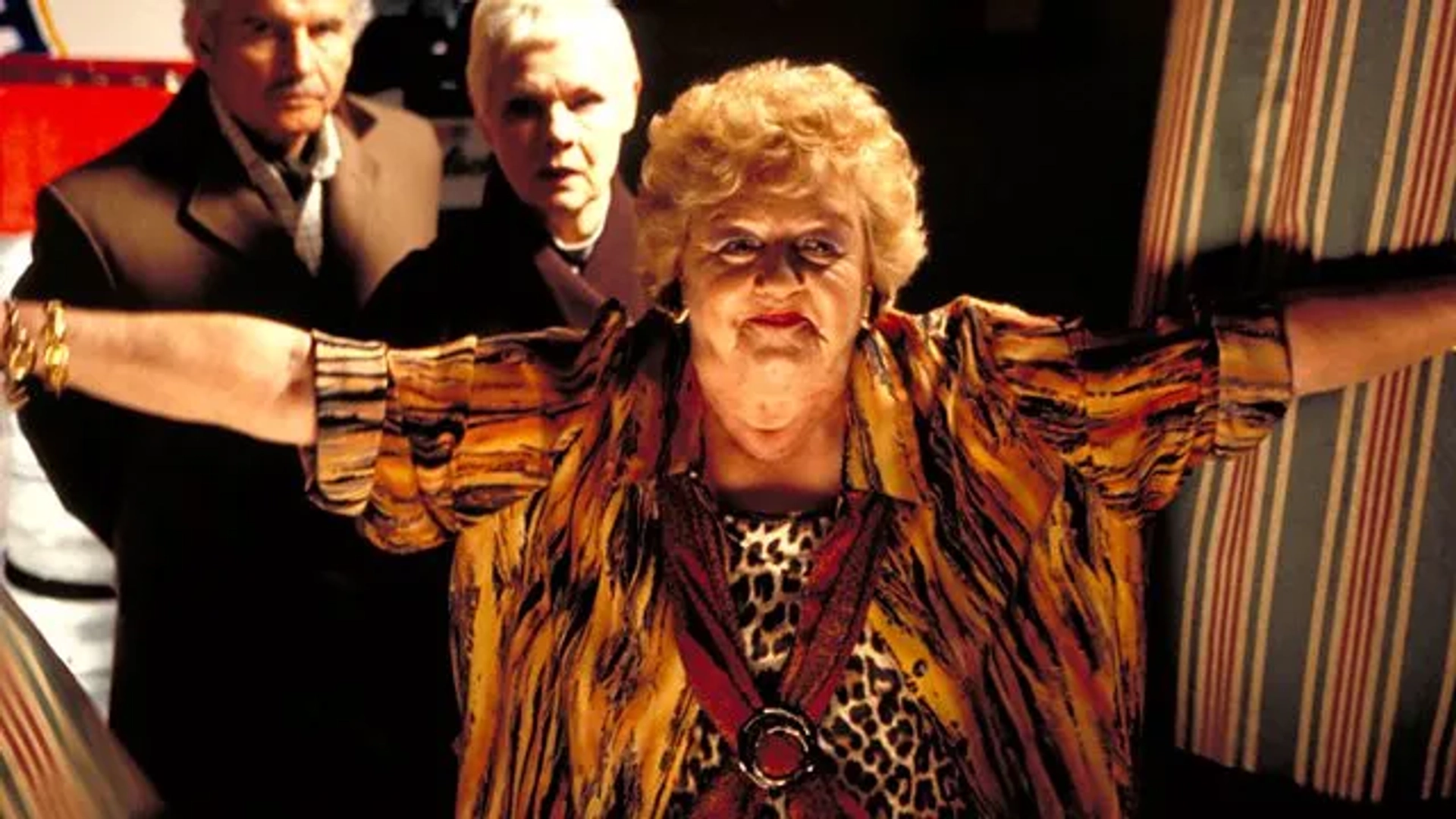 Ian Holm, Judi Dench, and Joan Sims in The Last of the Blonde Bombshells (2000)