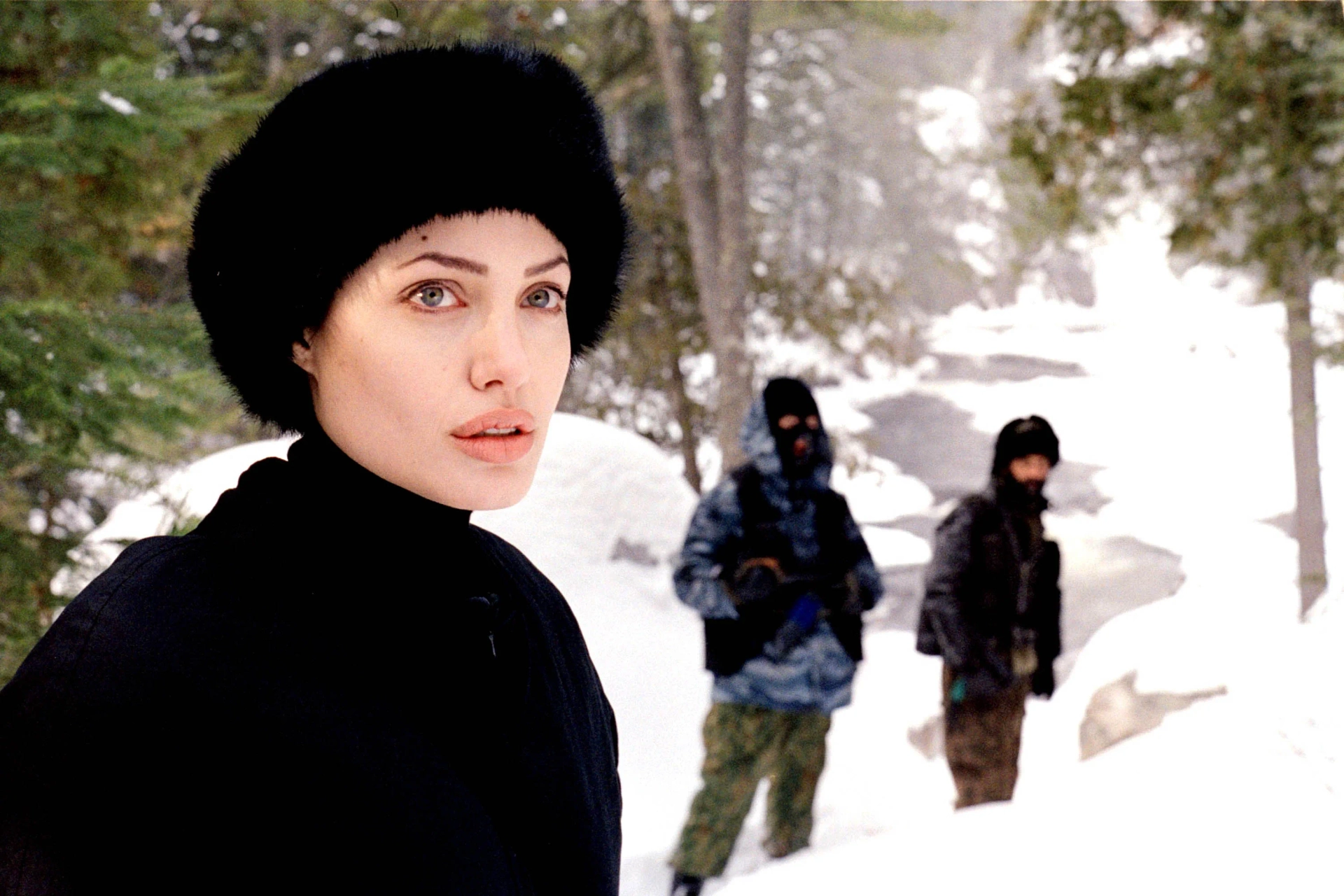 فیلم فراتر از مرزها (Beyond Borders 2003)
