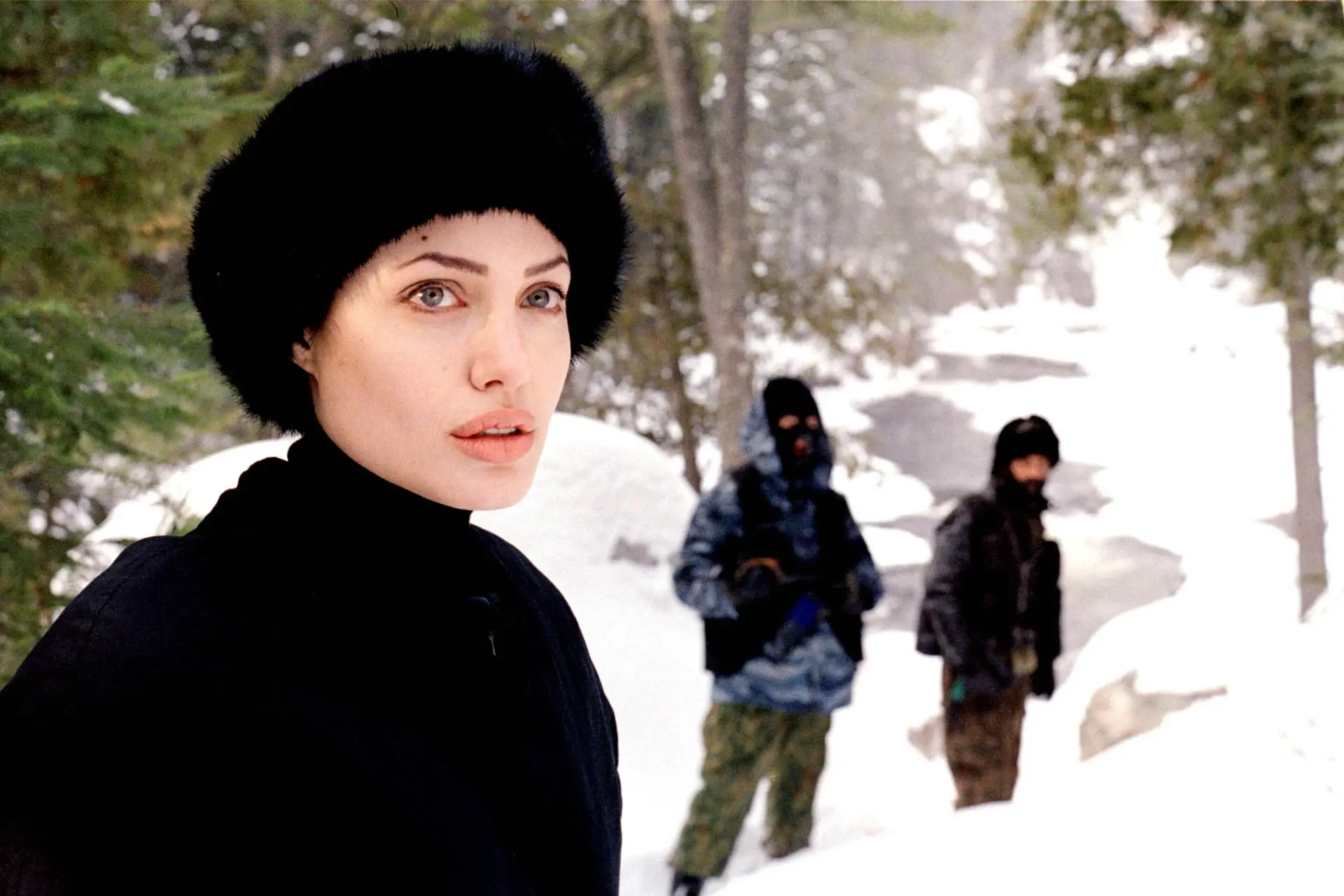 فیلم فراتر از مرزها (Beyond Borders 2003)