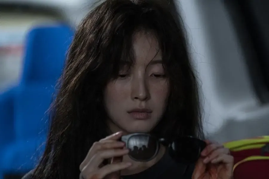 آرین در نقش دختری منزوی در سریال اس لاین