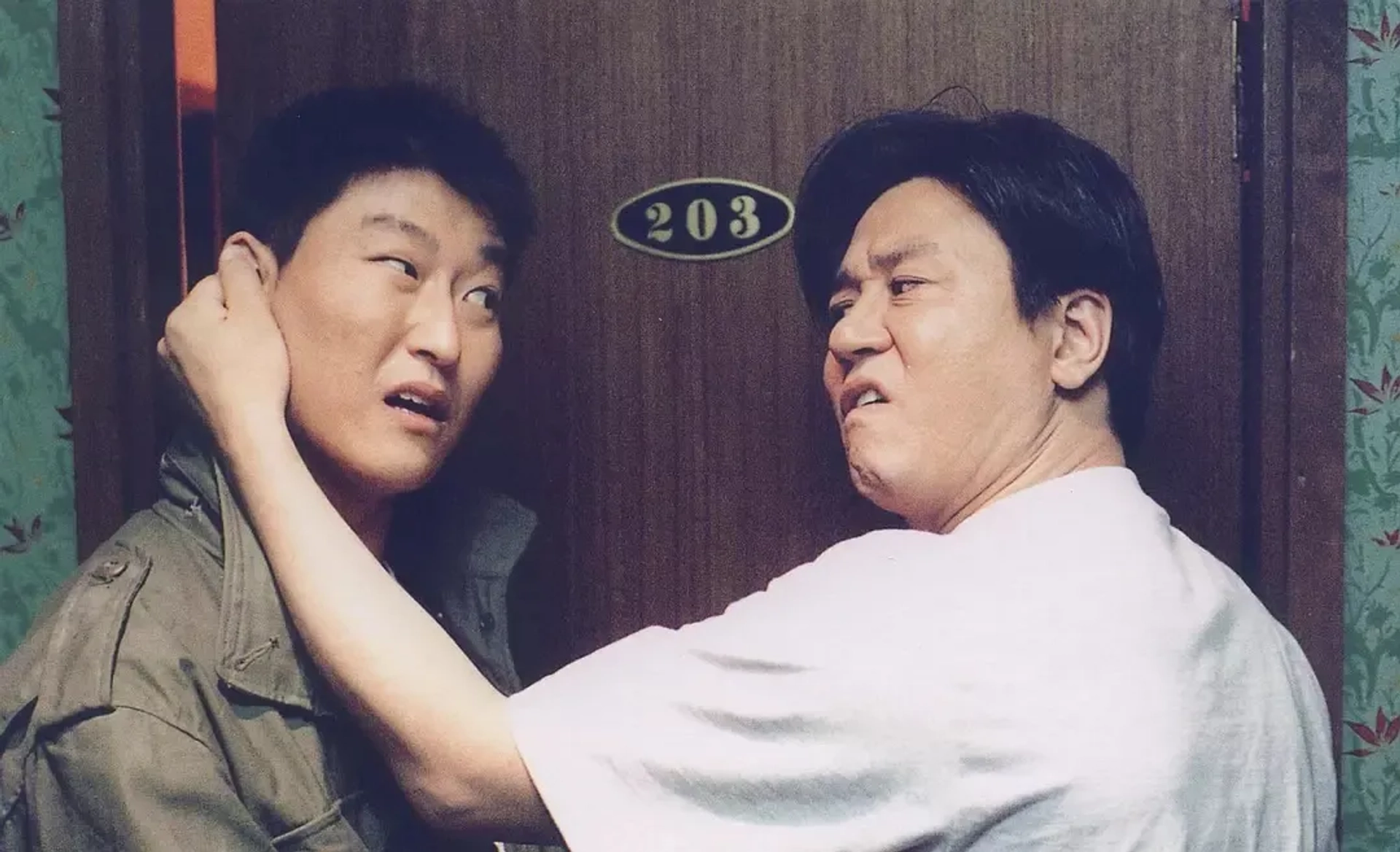 فیلم خانواده آرام (The Quiet Family 1998)