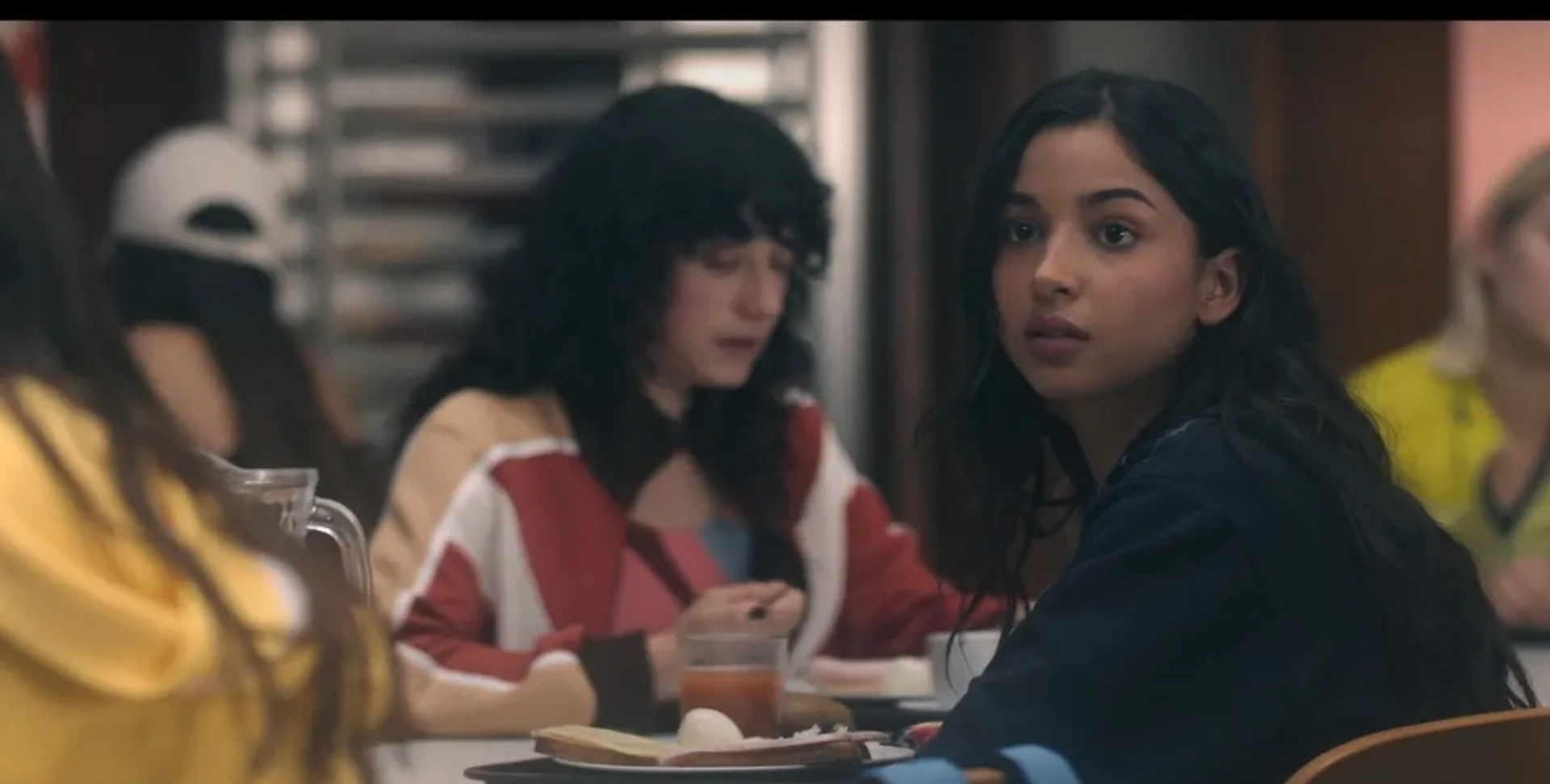Laura Ubach and Najwa Khliwa in Olympo (2025)