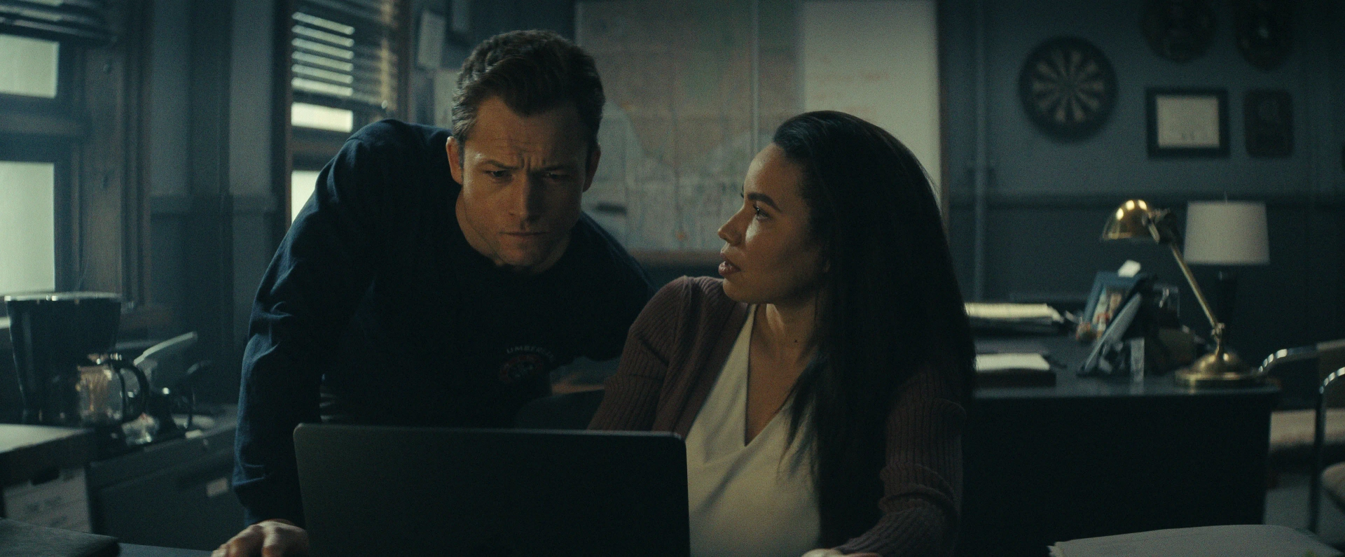Jurnee Smollett and Taron Egerton in Smoke (2025)