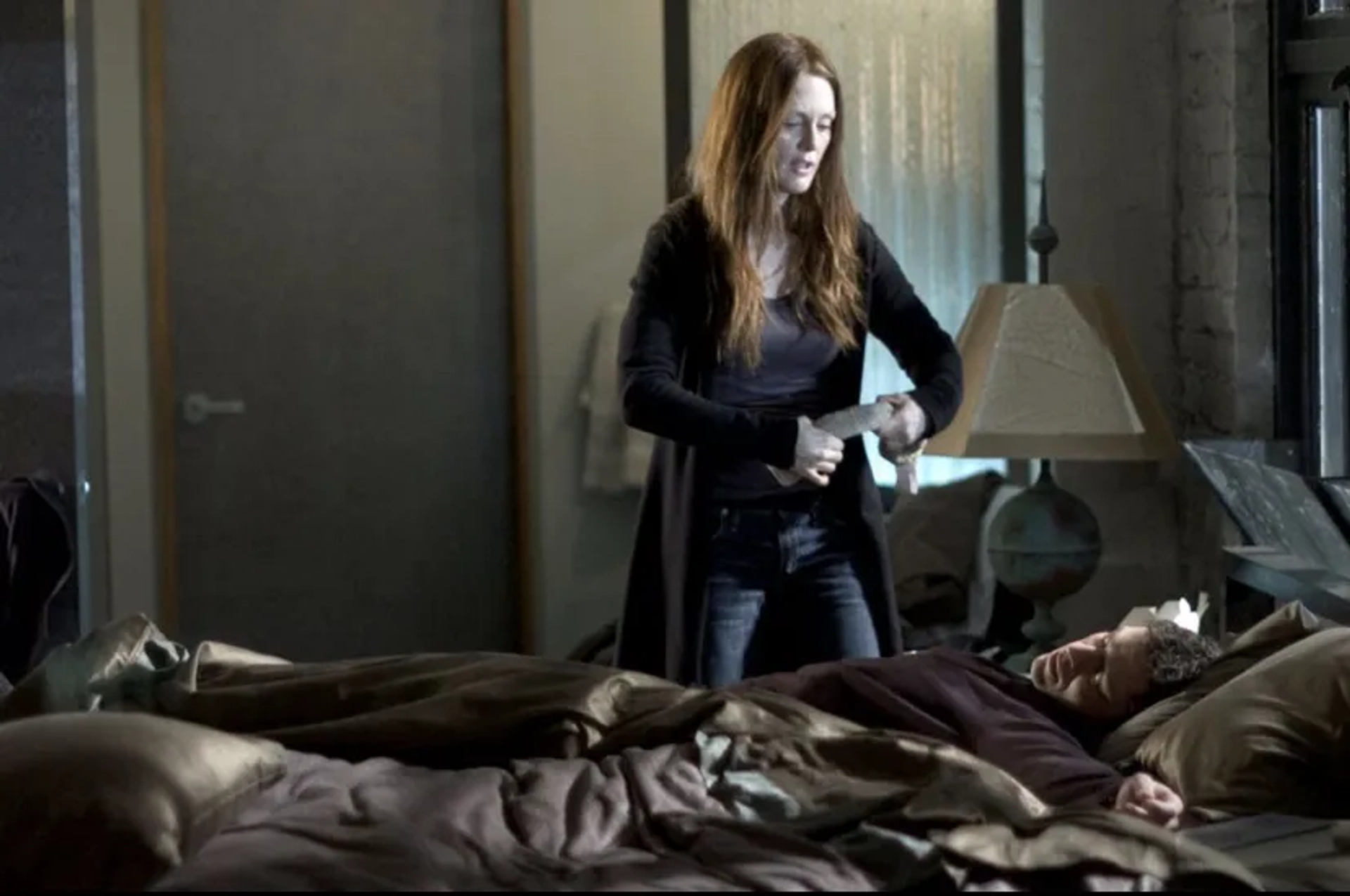 Julianne Moore and Dominic West in The Forgotten (2004)