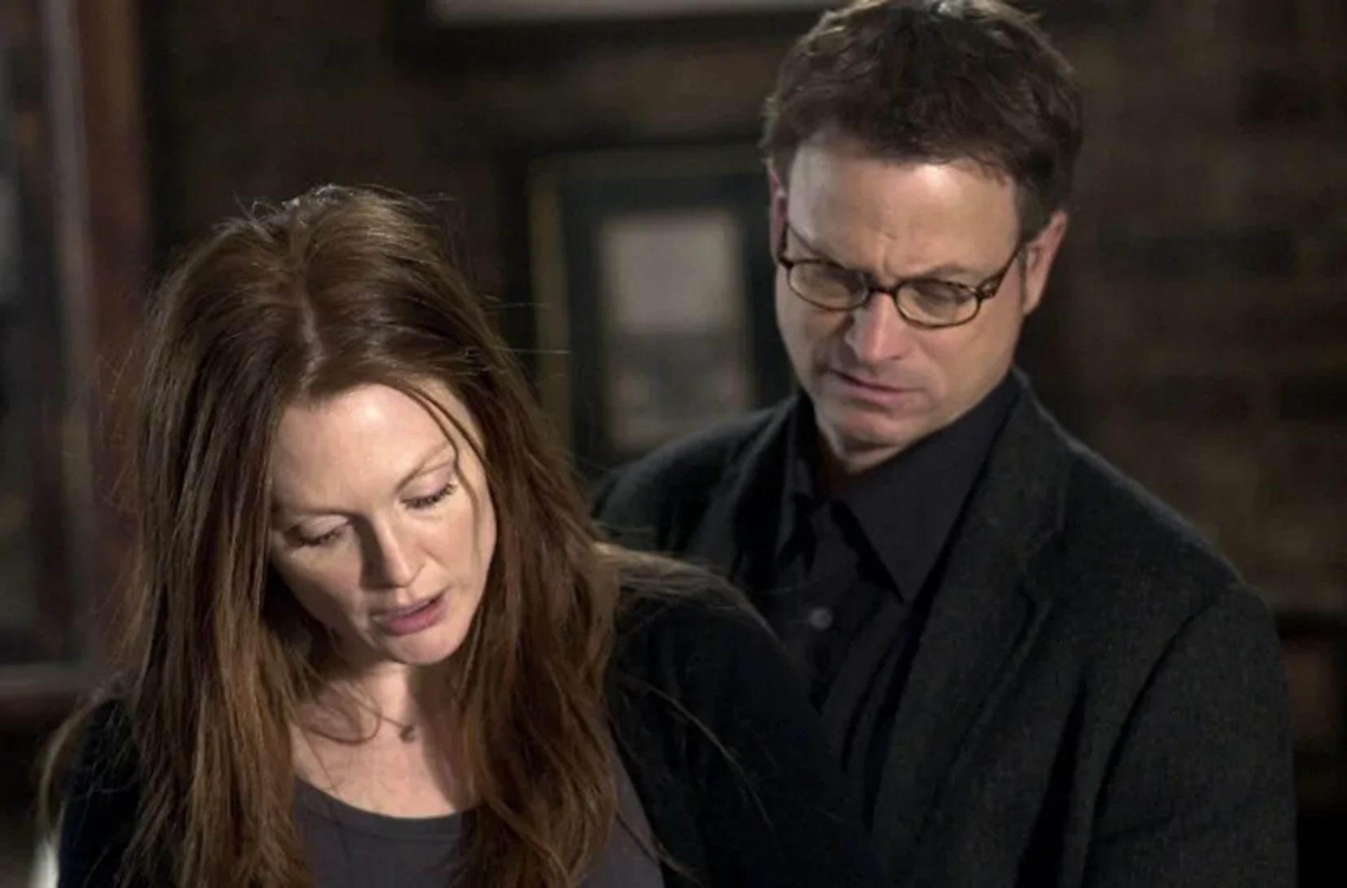 Julianne Moore and Gary Sinise in The Forgotten (2004)