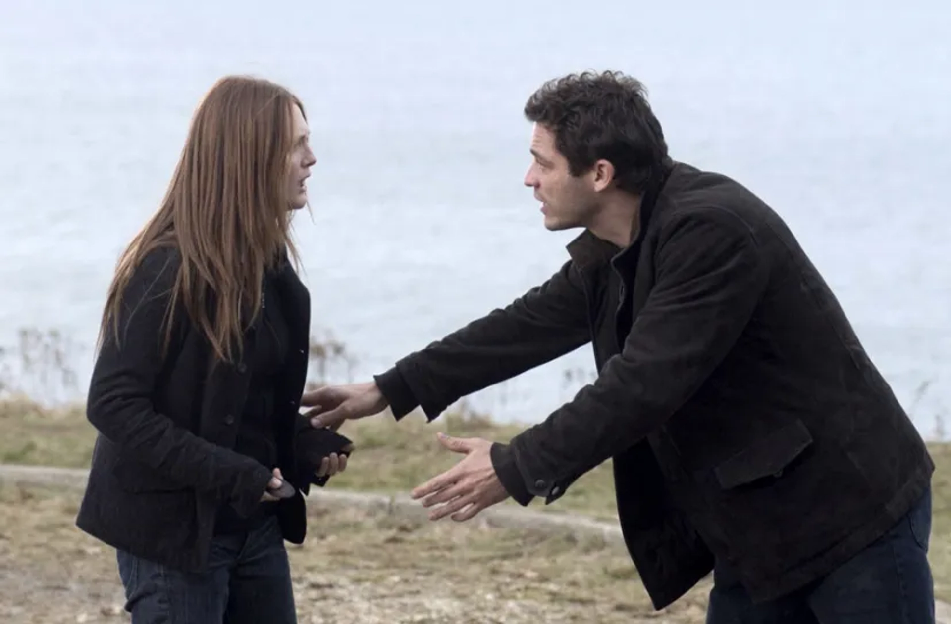 Julianne Moore and Dominic West in The Forgotten (2004)