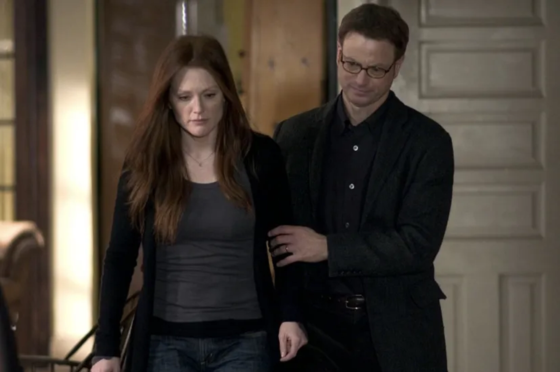 Julianne Moore and Gary Sinise in The Forgotten (2004)