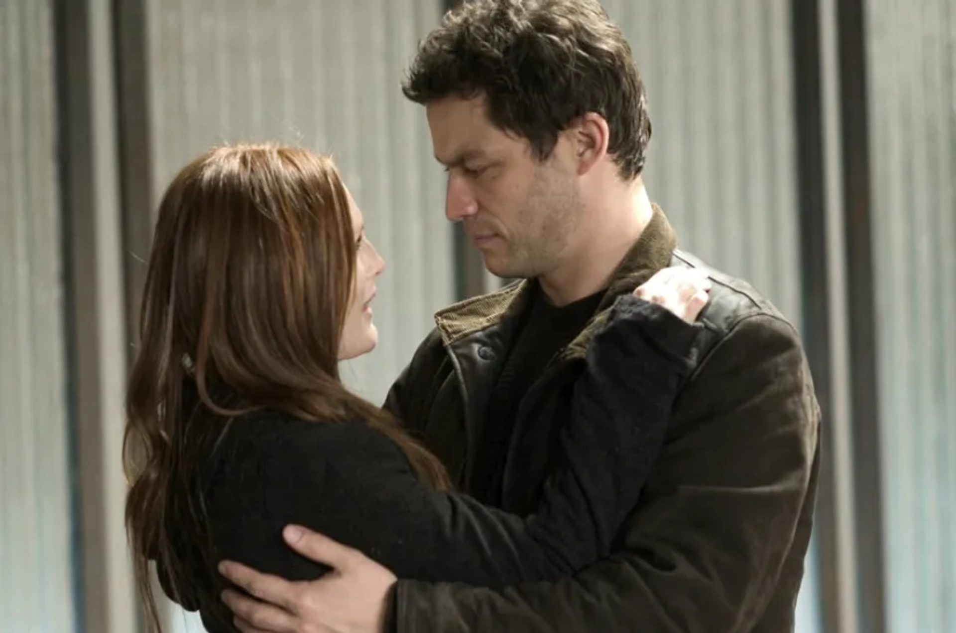 Julianne Moore and Dominic West in The Forgotten (2004)