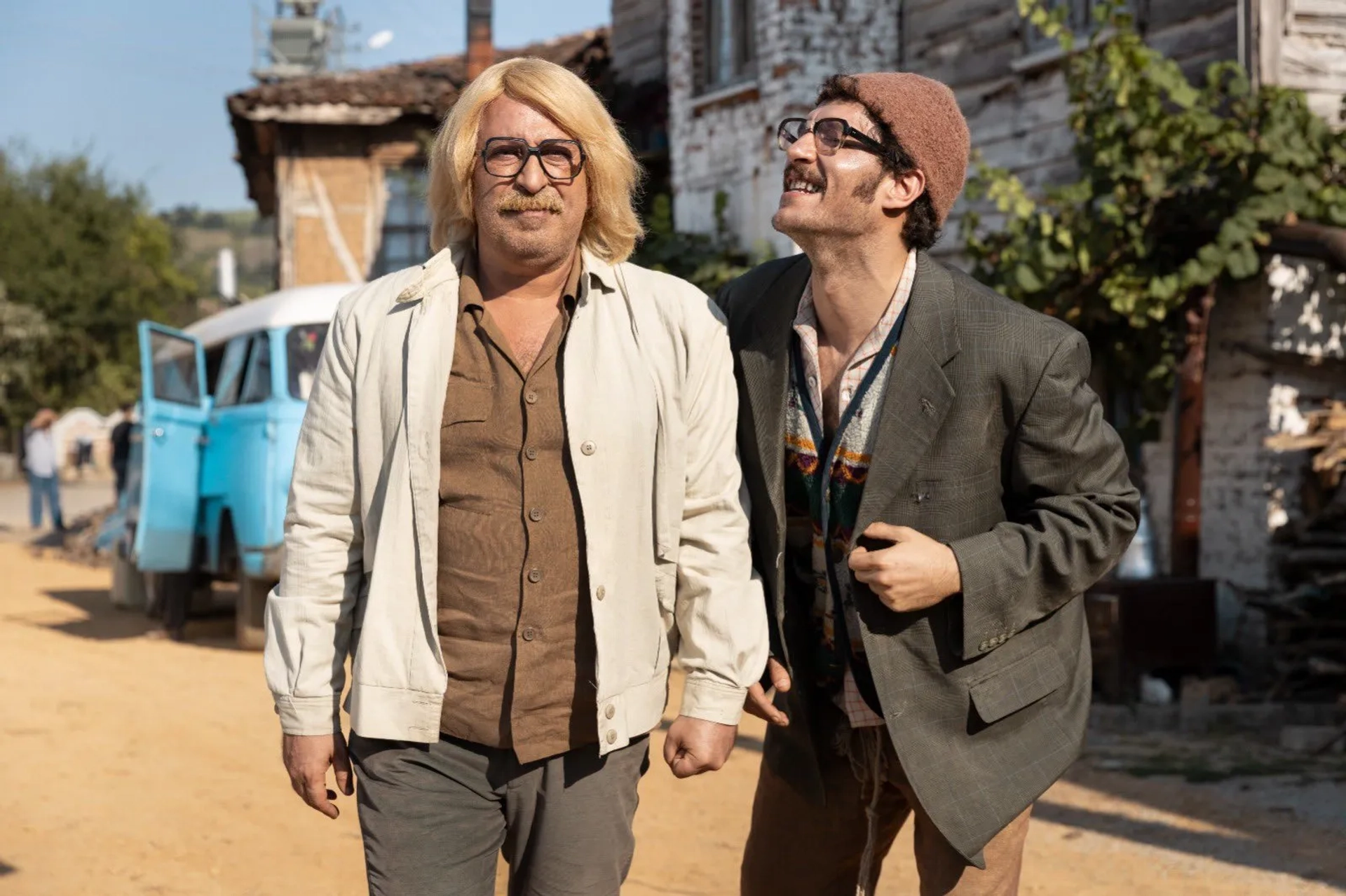 Cem Yilmaz and Uraz Kaygilaroglu in The Life and Movies of Ersan Kuneri (2022)