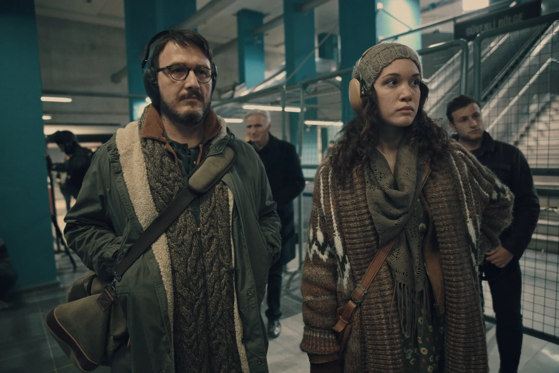 Osman Sonant and Hazal Subasi in Hot Skull (2022)