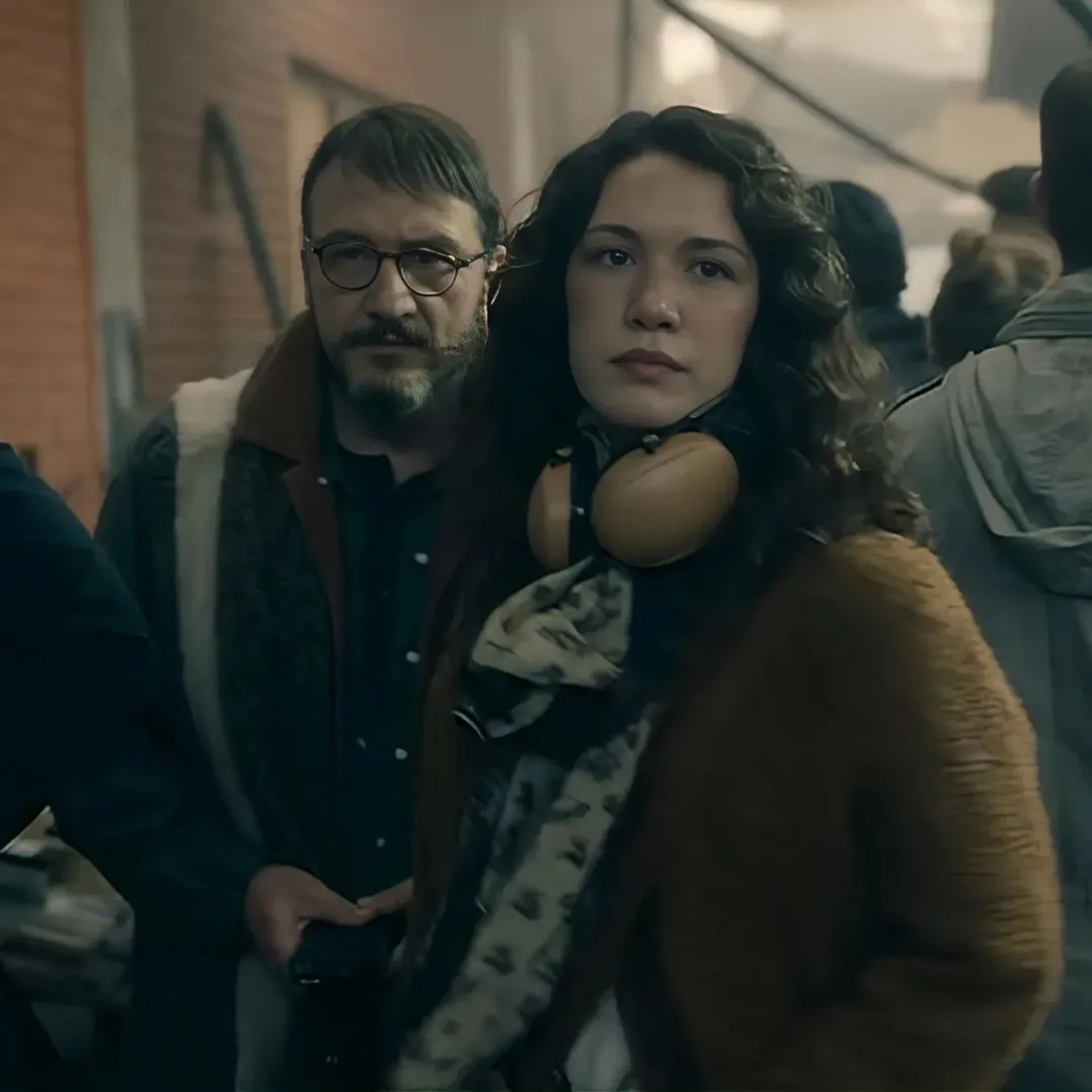 Osman Sonant and Hazal Subasi in Hot Skull (2022)