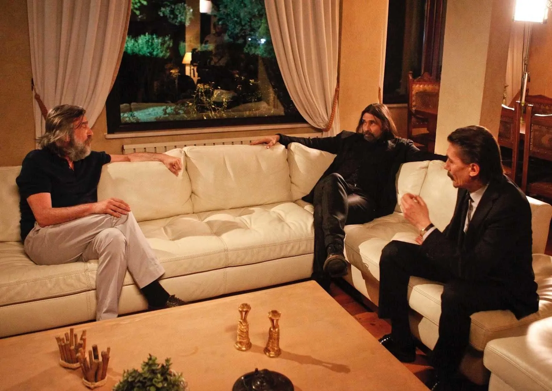 Metin Belgin, Erdal Besikçioglu, and Berkan Sal in 46 Yok Olan (2016)