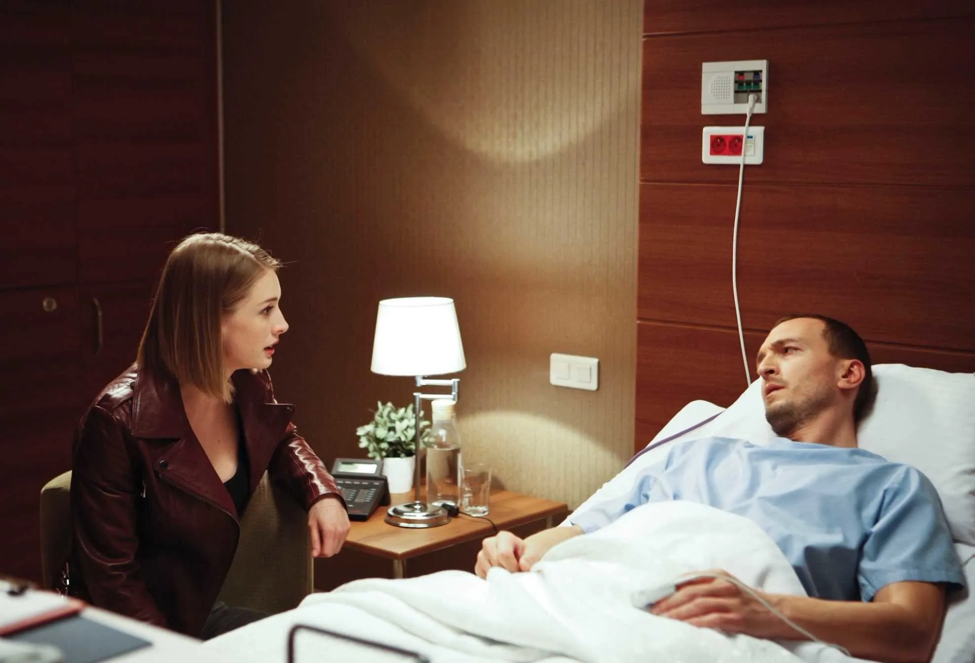 Saygin Soysal and Yasemin Kay Allen in 46 Yok Olan (2016)
