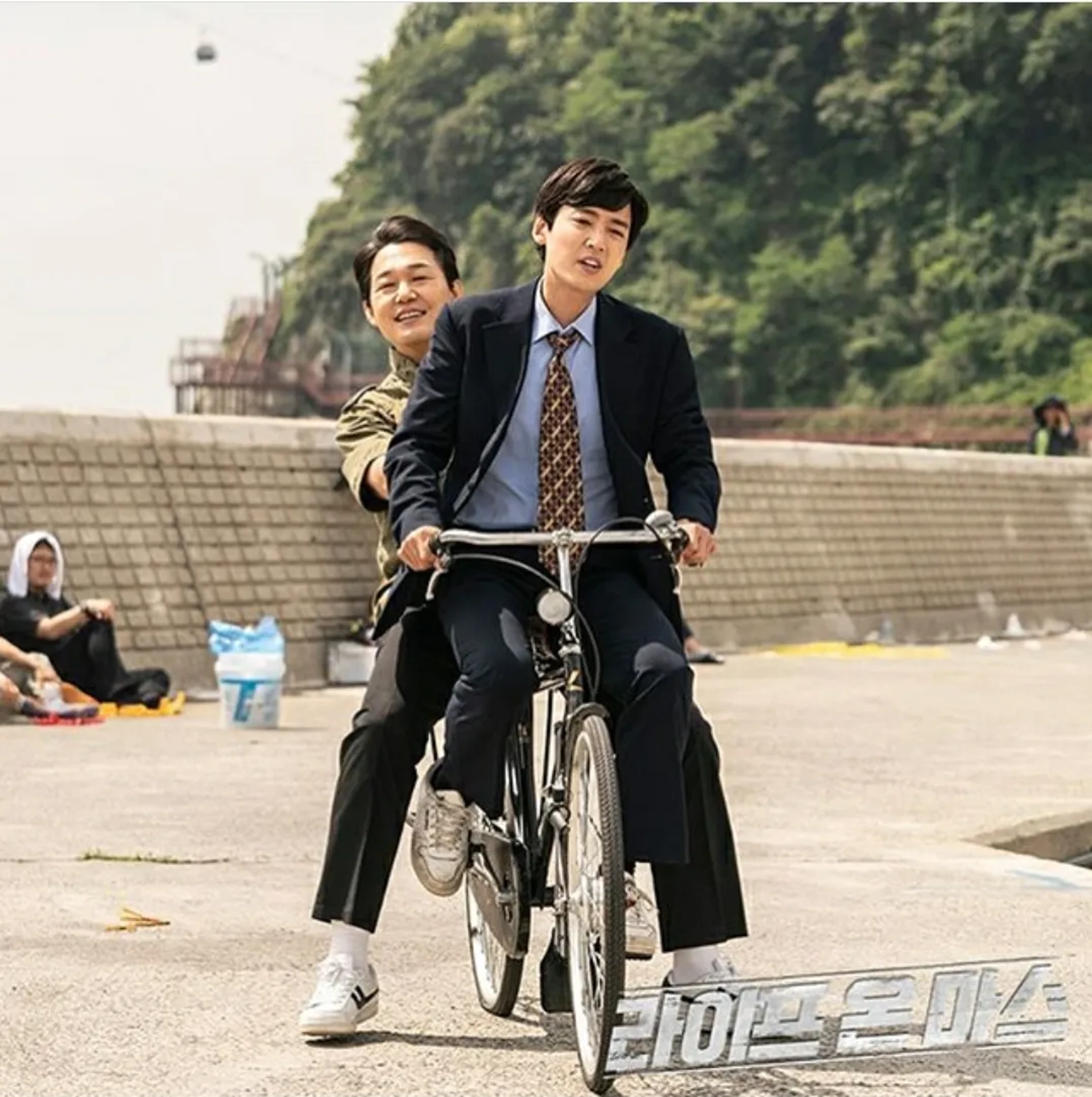 Jung Kyung-ho and Park Sung-woong in Life on Mars (2018)
