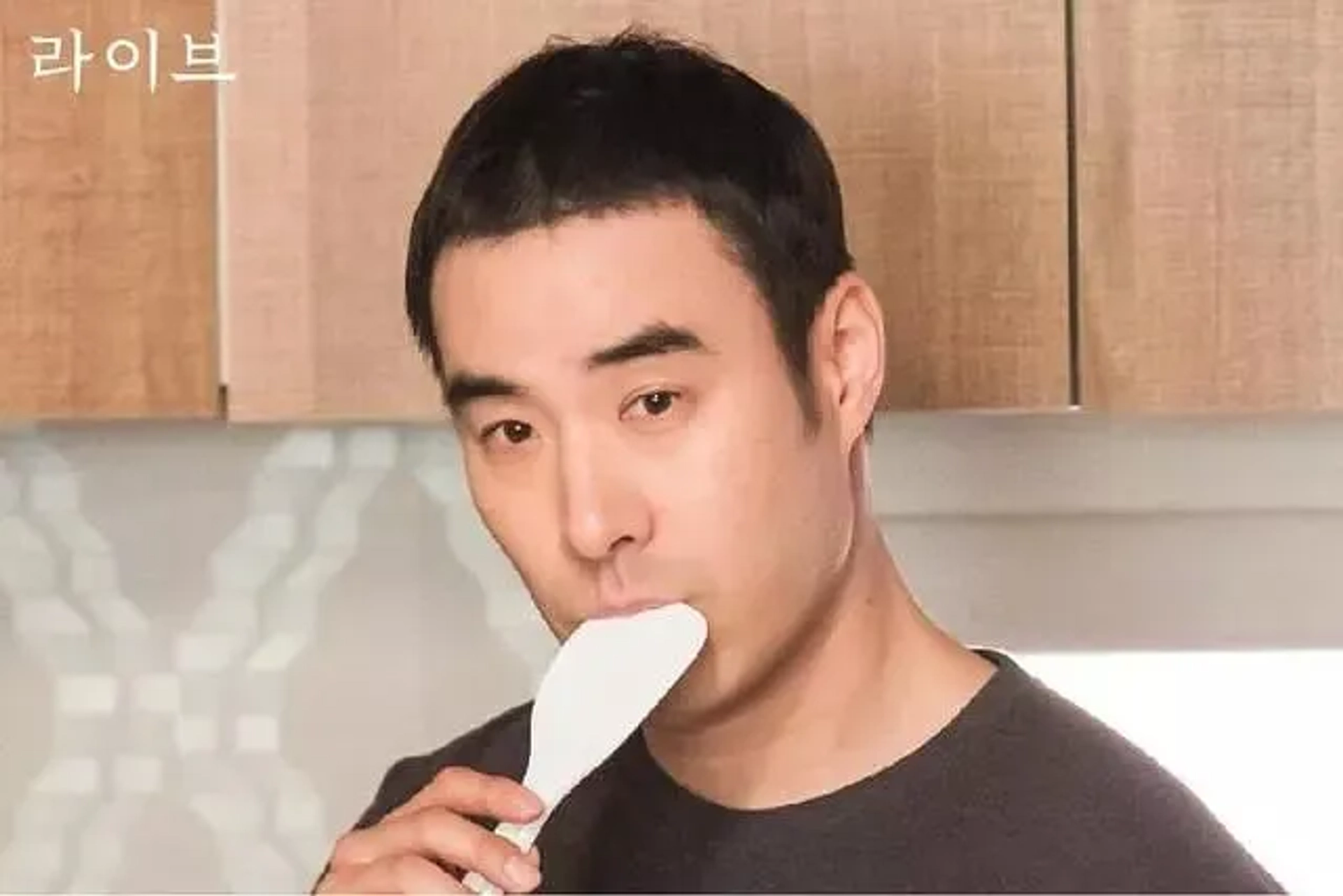 Bae Sung-woo in Live (2018)