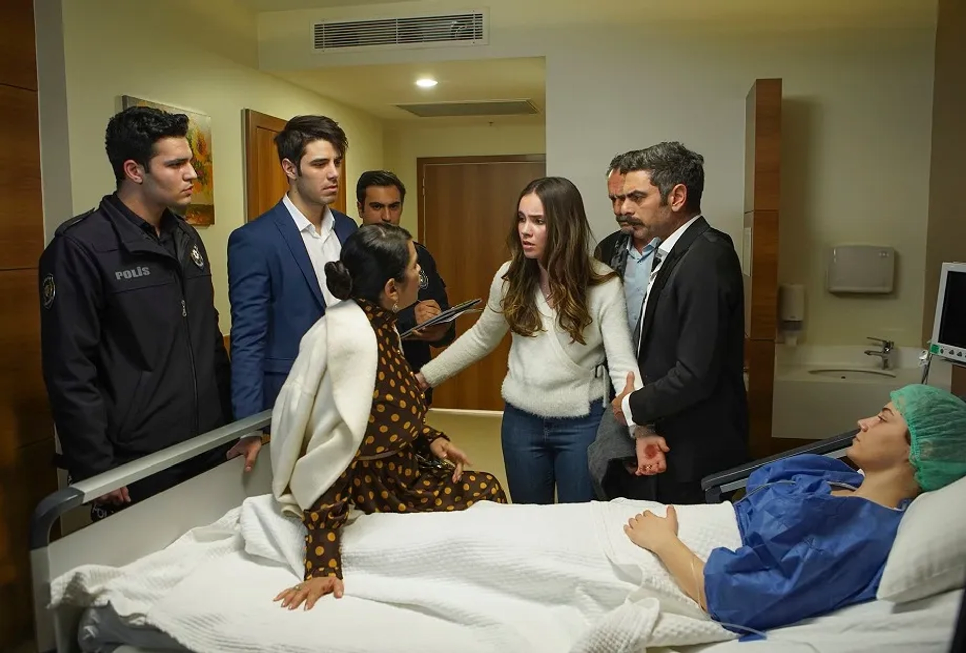 Nursel Köse, Menderes Samancilar, Berke Üsdiken, Mehmet Ali Nuroglu, Almila Ada, and Eslem Akar in Guvercin (2019)