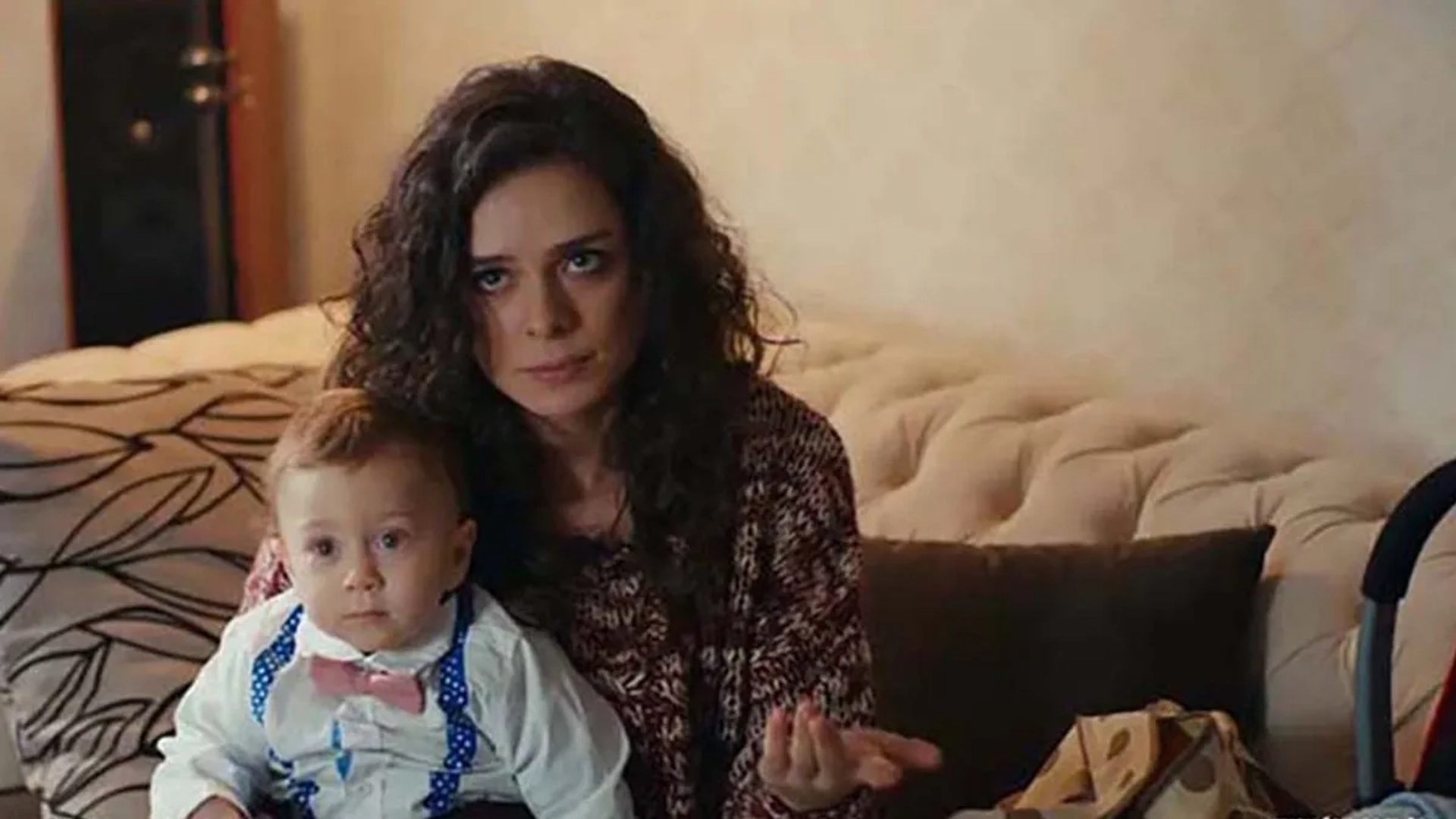 Özge Özpirinçci, Yigit Sayin, and Yagiz Sayin in In Love Again (2015)