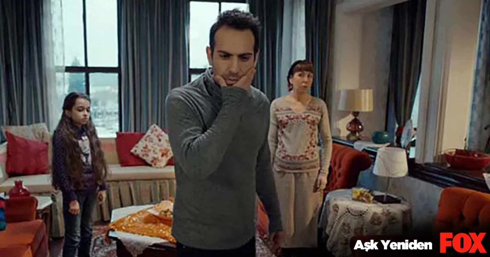 Nazli Tosunoglu, Bugra Gülsoy, and Su Burcu Yazgi Coskun in In Love Again (2015)