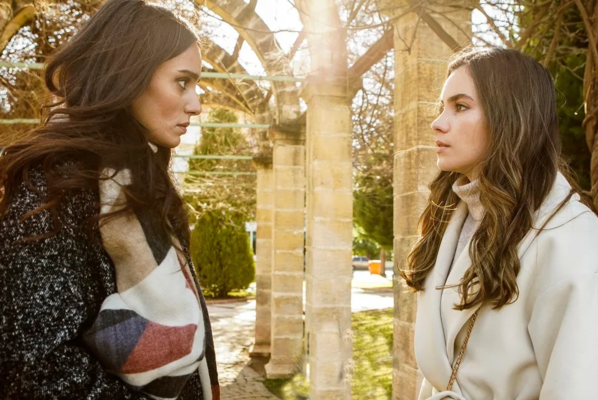 Bestemsu Özdemir and Almila Ada in Guvercin (2019)