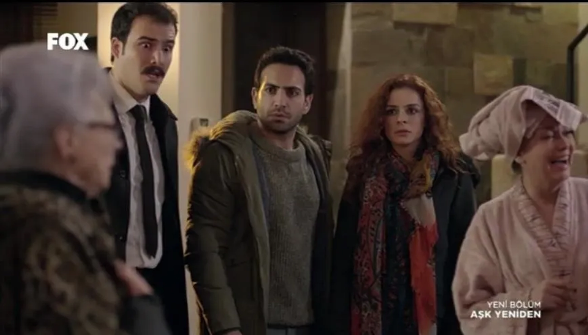 Tülin Oral, Lale Basar, Bugra Gülsoy, Özge Özpirinçci, and Mazhar Alican Ugur in In Love Again (2015)