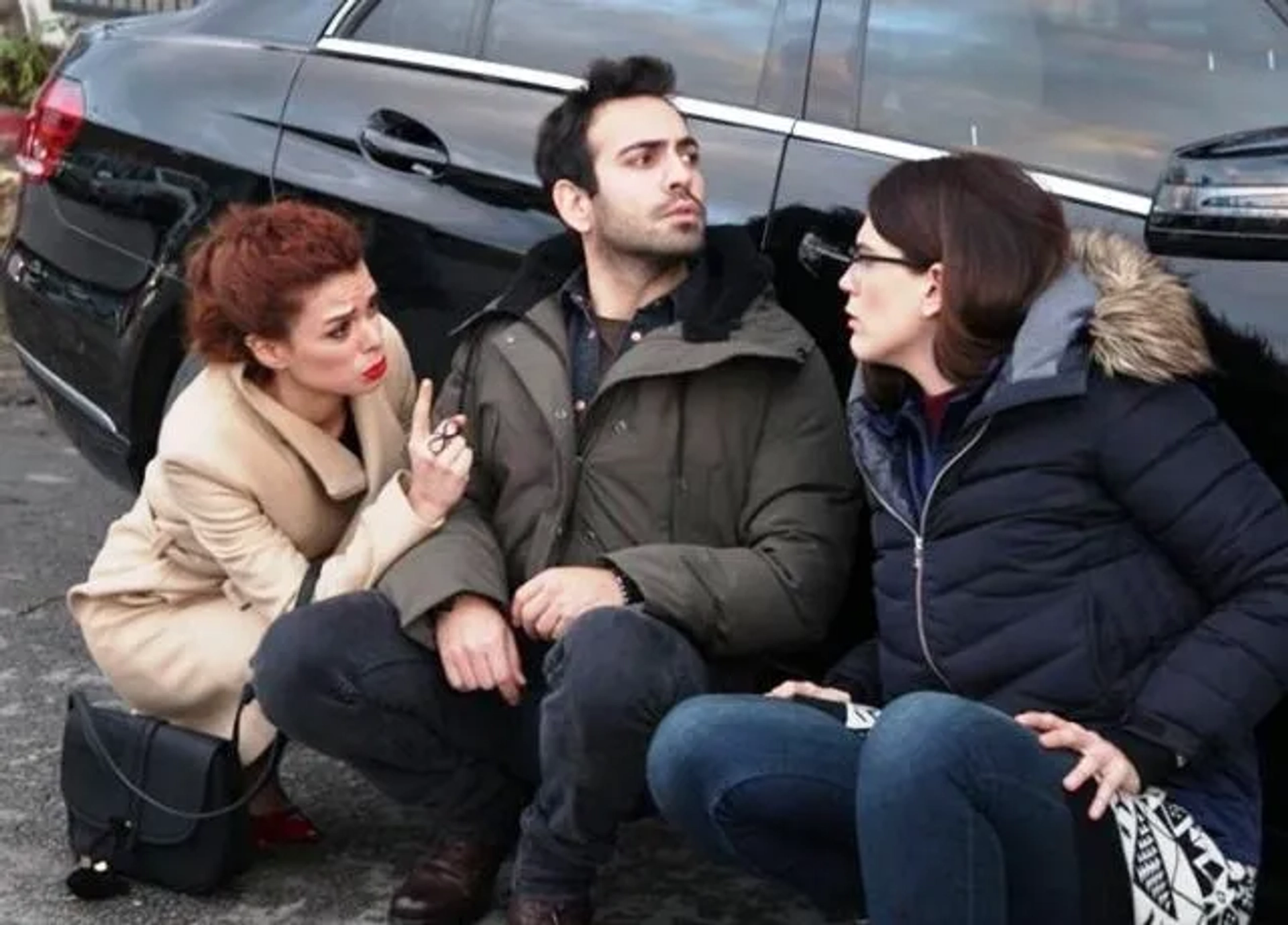 Bugra Gülsoy, Özge Özpirinçci, and Miray Akovaligil in In Love Again (2015)
