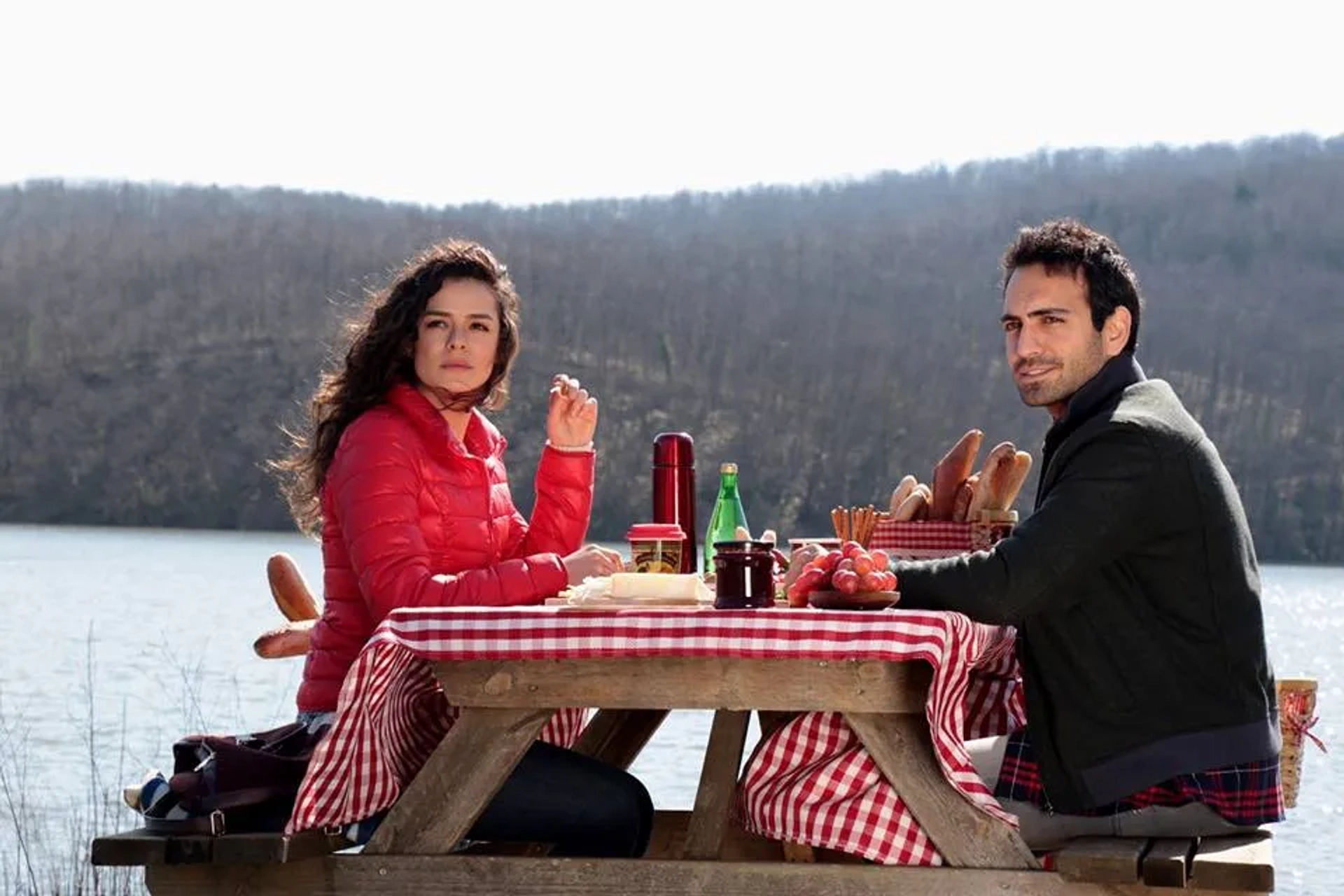 Bugra Gülsoy and Özge Özpirinçci in In Love Again (2015)