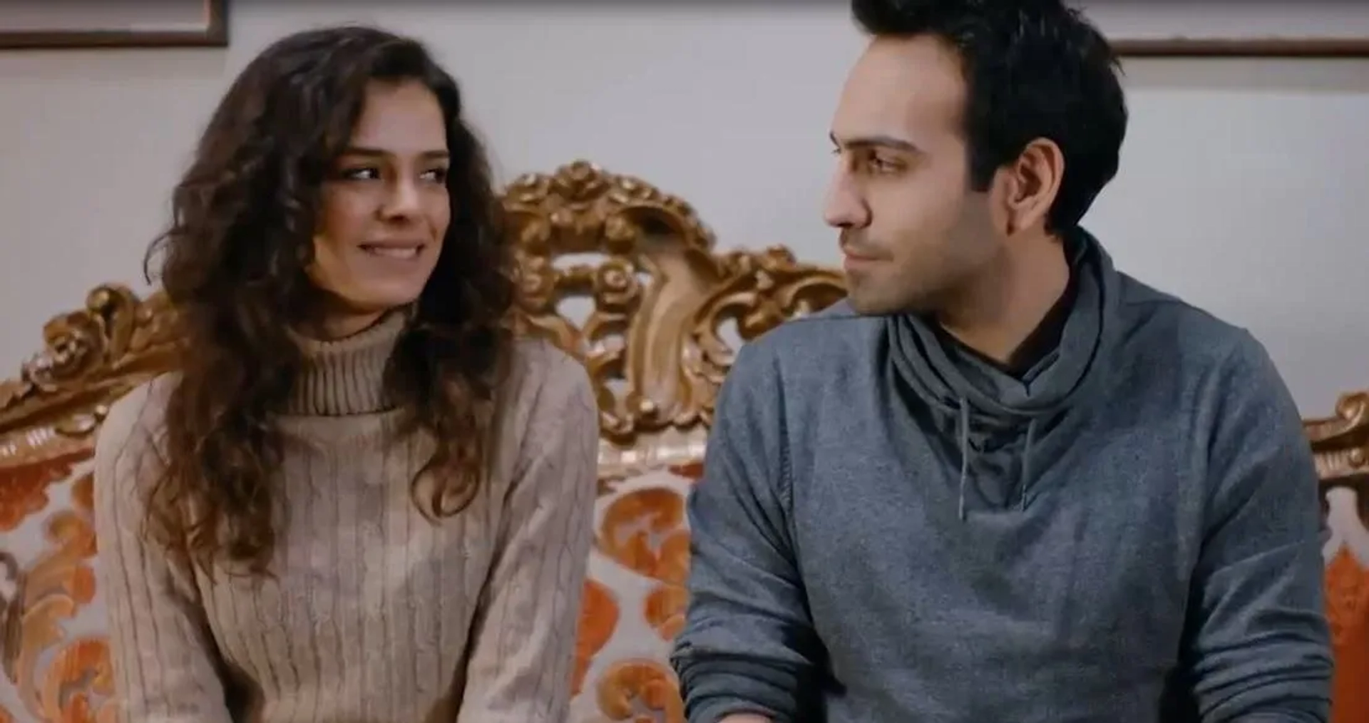 Bugra Gülsoy and Özge Özpirinçci in In Love Again (2015)