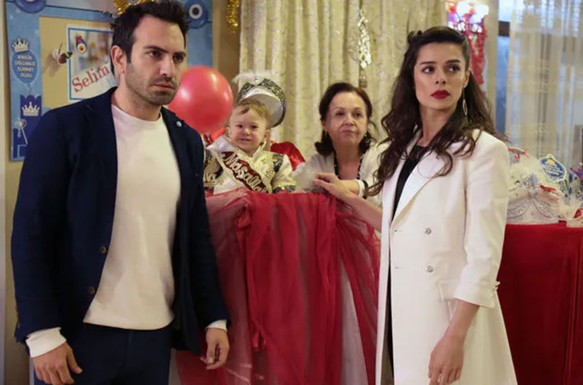 Bugra Gülsoy and Özge Özpirinçci in In Love Again (2015)
