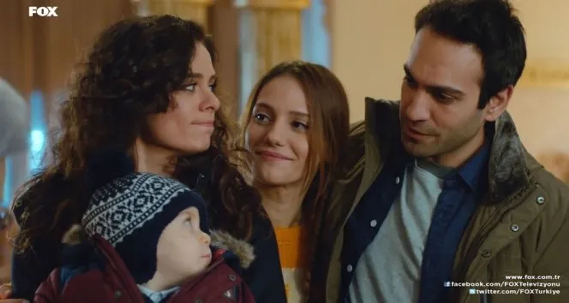 Bugra Gülsoy, Özge Özpirinçci, and Nilay Deniz in In Love Again (2015)