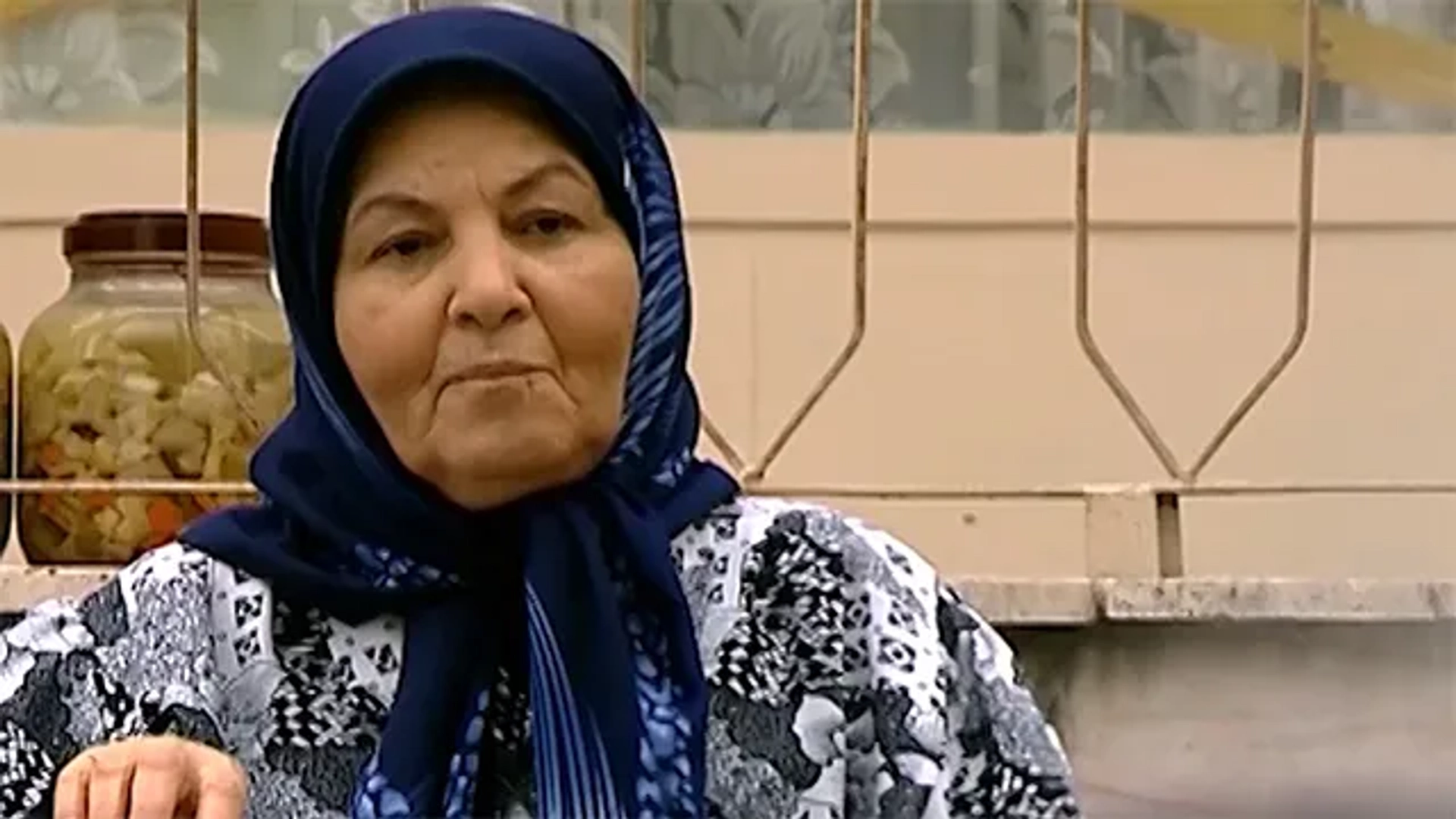 Mina Jafarzadeh in No Pains, No Gains (2011)