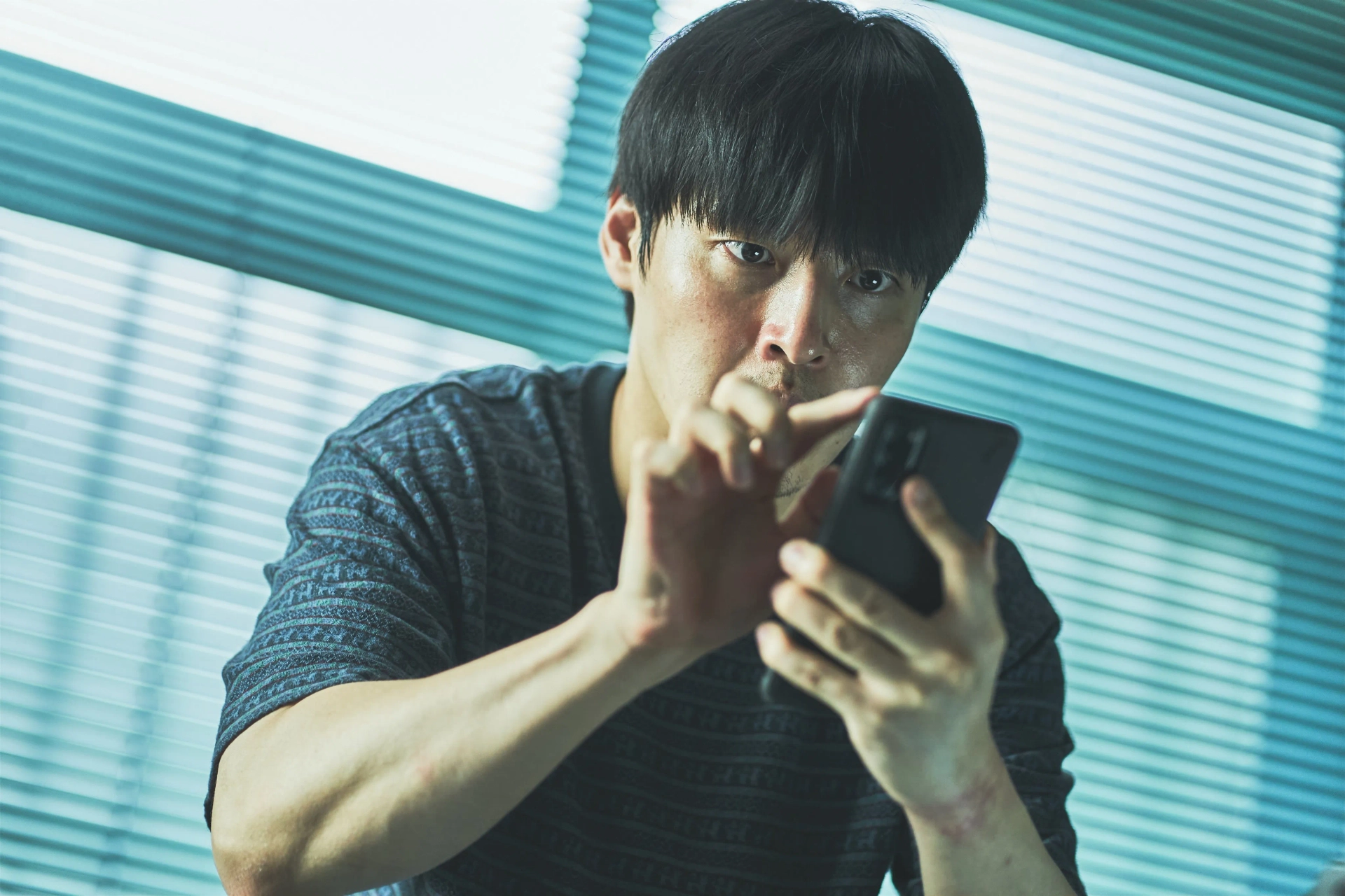 Kang Ha-neul in Wall to Wall (2025)