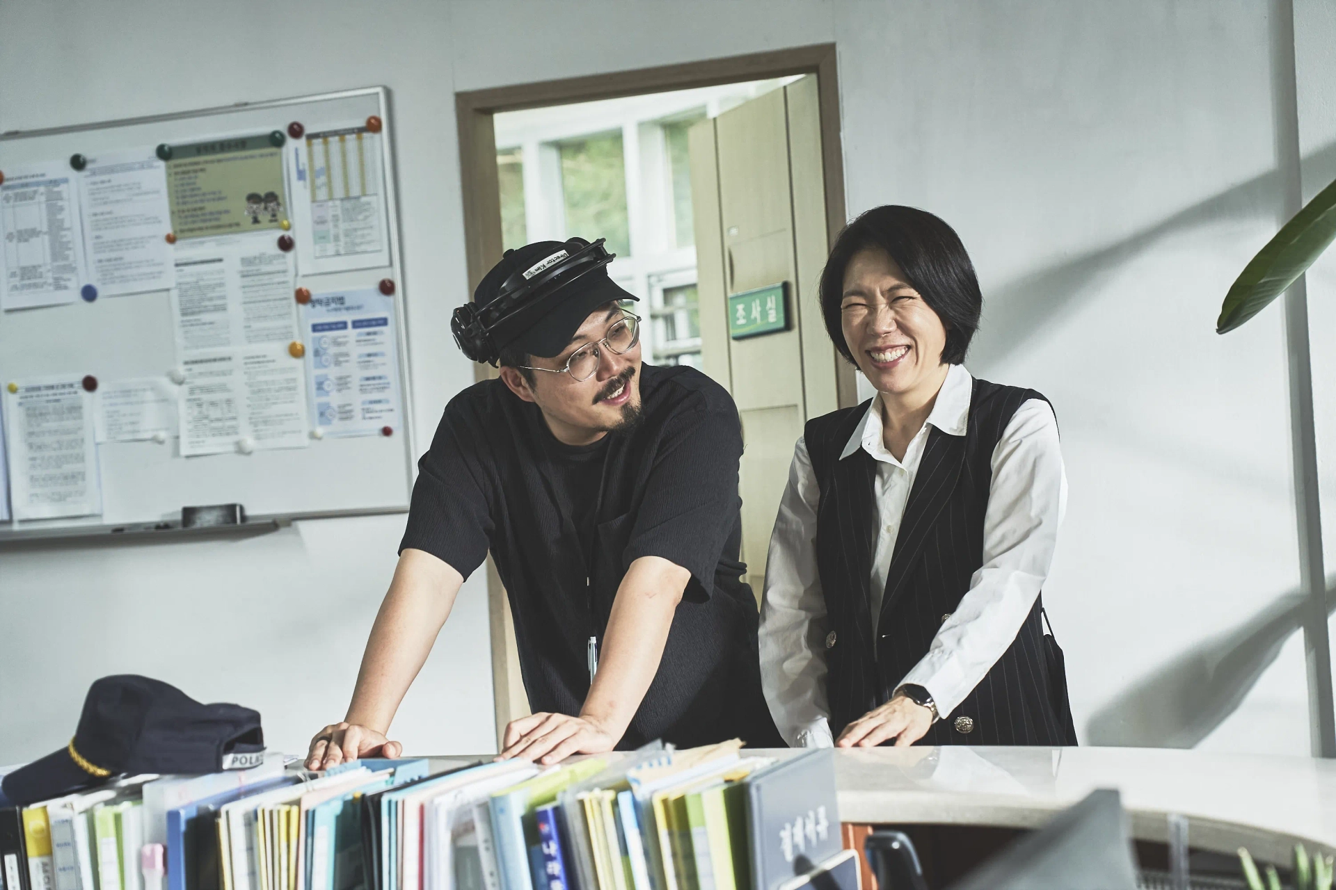 Kim Tae-joon and Yeom Hye-ran in Wall to Wall (2025)