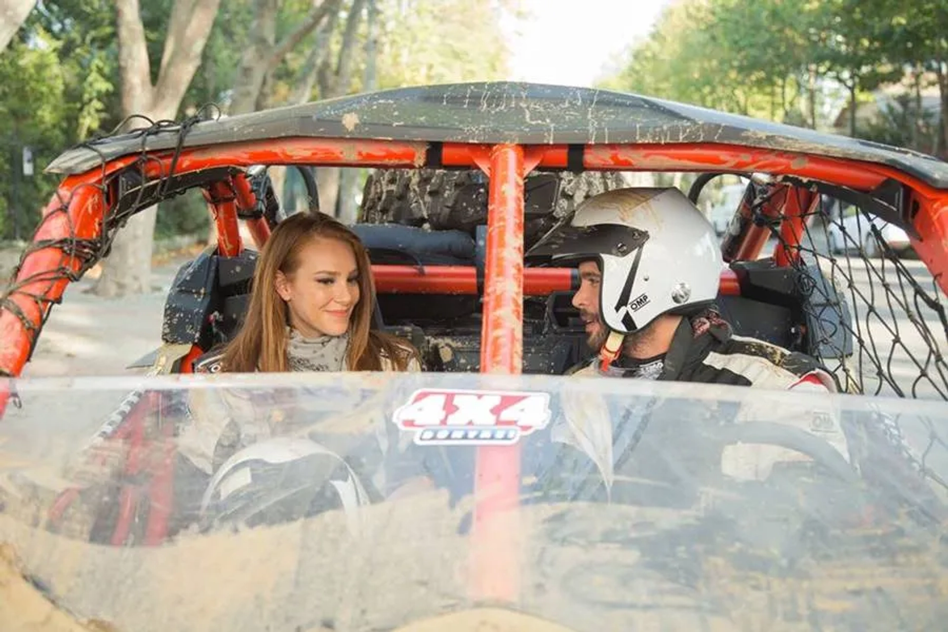 Elçin Sangu and Baris Arduç in Mutluluk Zamani (2017)