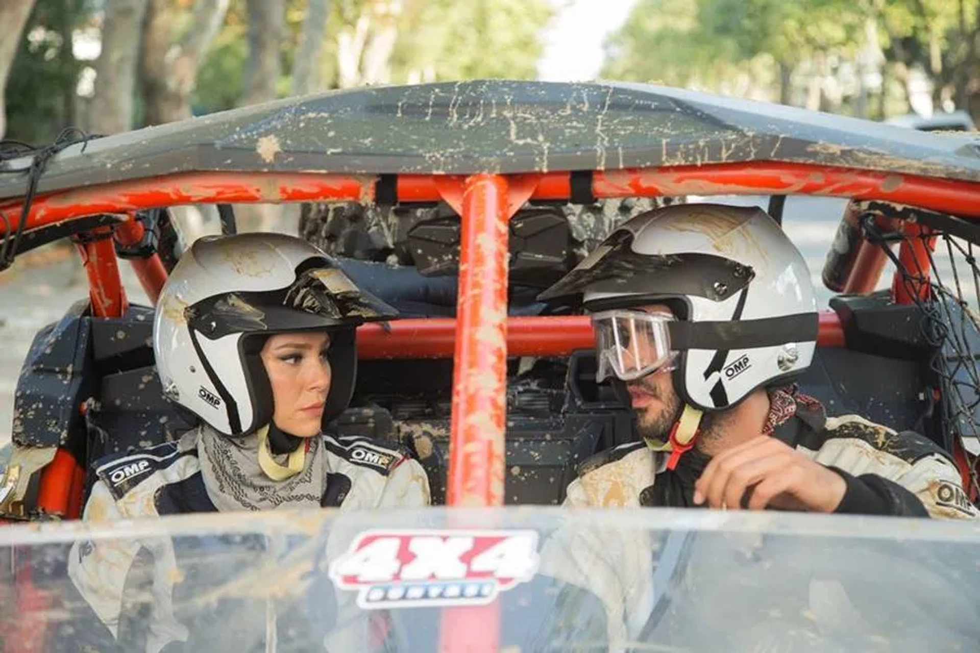Elçin Sangu and Baris Arduç in Mutluluk Zamani (2017)